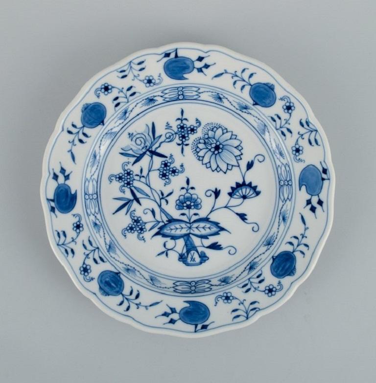 Meissen, a set of six blue onion dinner plates.
Approx. 1900.
Fourth factory quality.
In perfect condition.
Marked.
Dimensions: D 25.0 x H 3.0 - 3.5 cm.