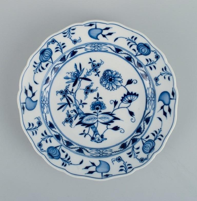 Meissen, a set of six blue onion dinner plates.
circa 1900.
Third factory quality.
In perfect condition.
Marked.
Dimensions: D 25.0 x H 3.0 - 3.5 cm.
