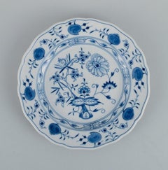 Ensemble de six assiettes plates en forme d'oignon bleu de Meissen, vers 1900