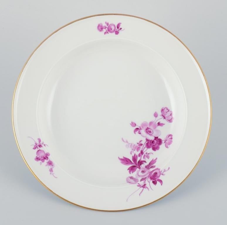 Meissen, a set of six deep porcelain plates hand-painted with flower motifs in purple. Gold decoration on the rim.
Circa 1930s.
In perfect condition.
Third factory quality.
Marked.
Dimensions: D 24.2 cm x H 3.5 cm.