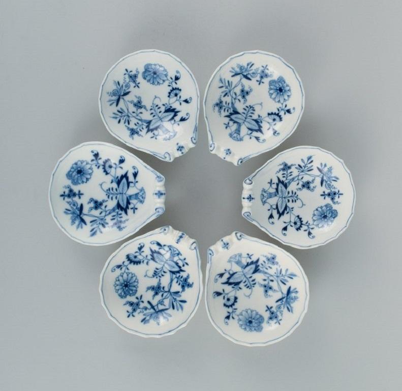 Meissen, a set of six shell-shaped bowls, hand painted, blue onion.
Approximately 1900.
First factory quality.
In perfect condition.
Marked.
Dimensions: L 11.7 x D 10.3 x H 4.0 cm.