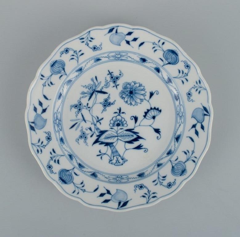 Meissen, a set of three blue onion dinner plates.
Approx. 1900.
First factory quality.
In perfect condition.
Marked.
Dimensions: D 25.0 x H 3.5 cm.

.