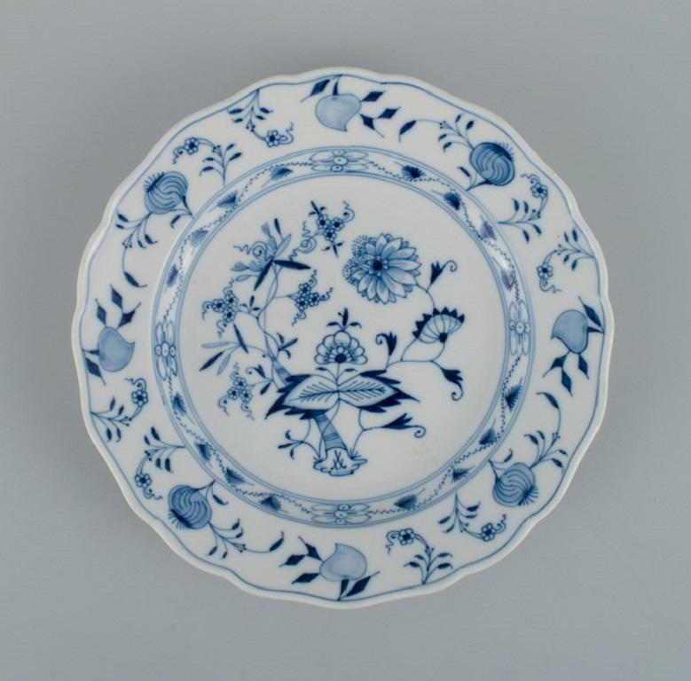 Meissen, un ensemble de trois assiettes à dîner en forme d'oignon bleu.
Environ 1900.
Première qualité d'usine.
En parfait état.
Marqué.
Dimensions : D 25,0 x H 3,5 cm.

