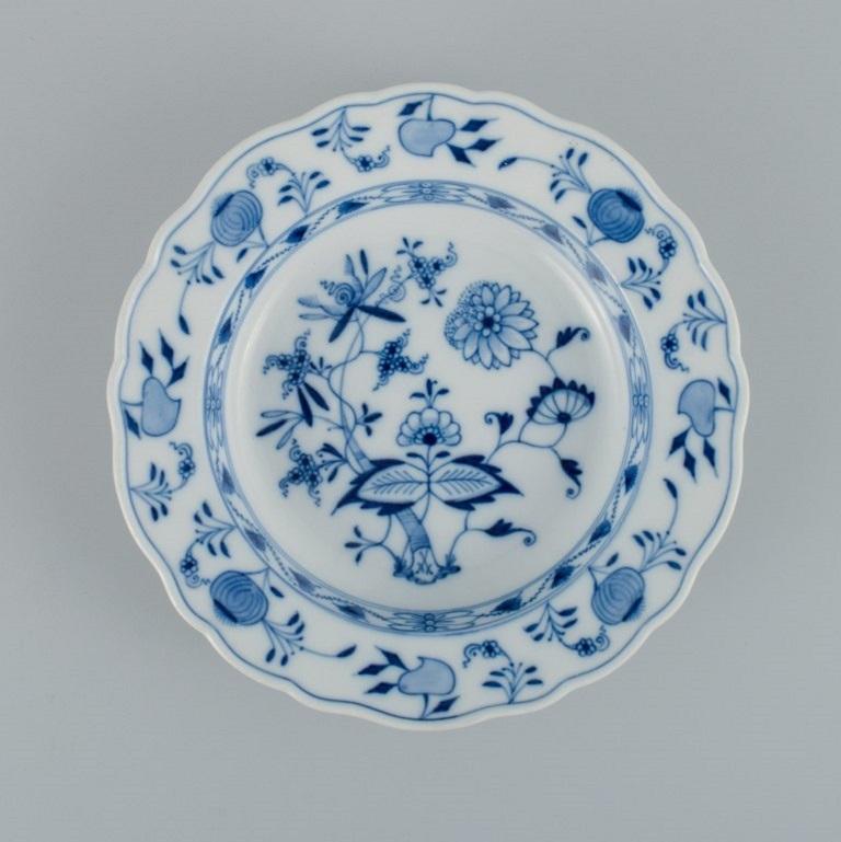 Meissen, a set of three deep plates, hand painted, Blue Onion.
Late 19th century.
In perfect condition.
Third factory quality.
Marked
Dimensions: D 23.4 x H 5.0 cm.