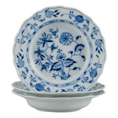 Meissen, ein Set aus drei tiefen Tafeln, handbemalt, blauer Zwiebel. Ende 19. Jh.