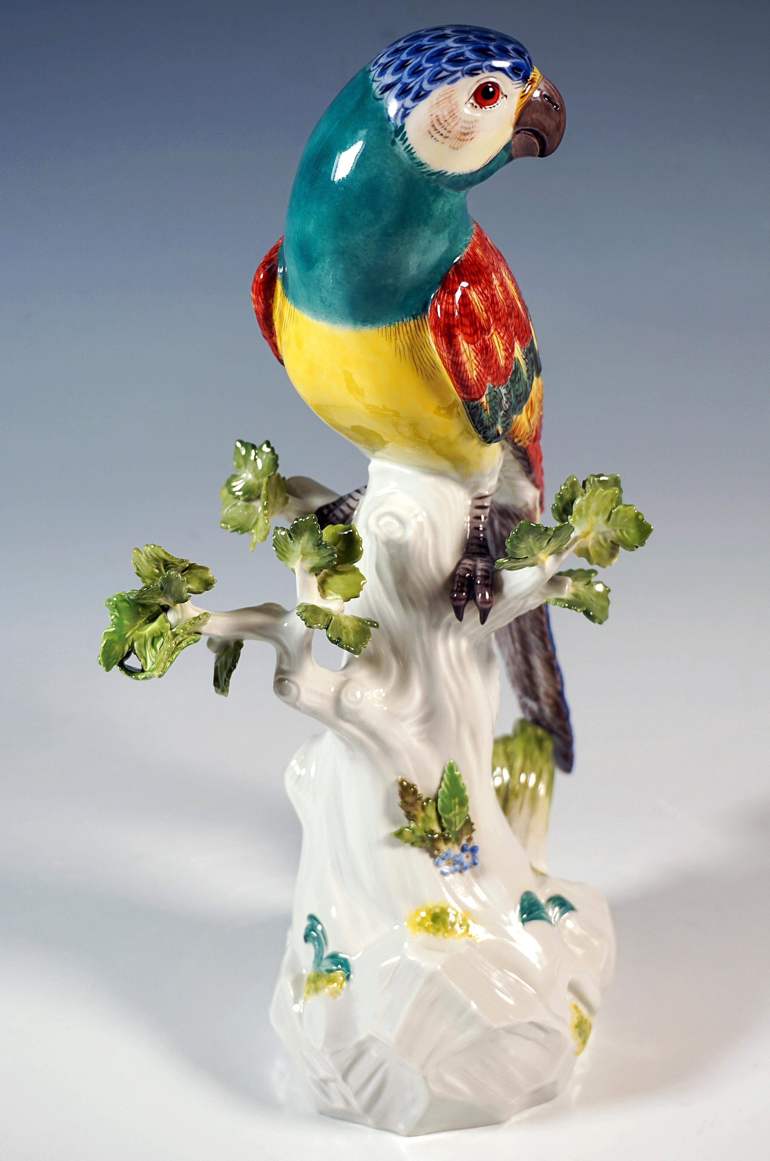 Meissen Animal Figure, Parrot On A Tree Trunk, By J.J. Kaendler, 20th Century Hecho a mano en venta