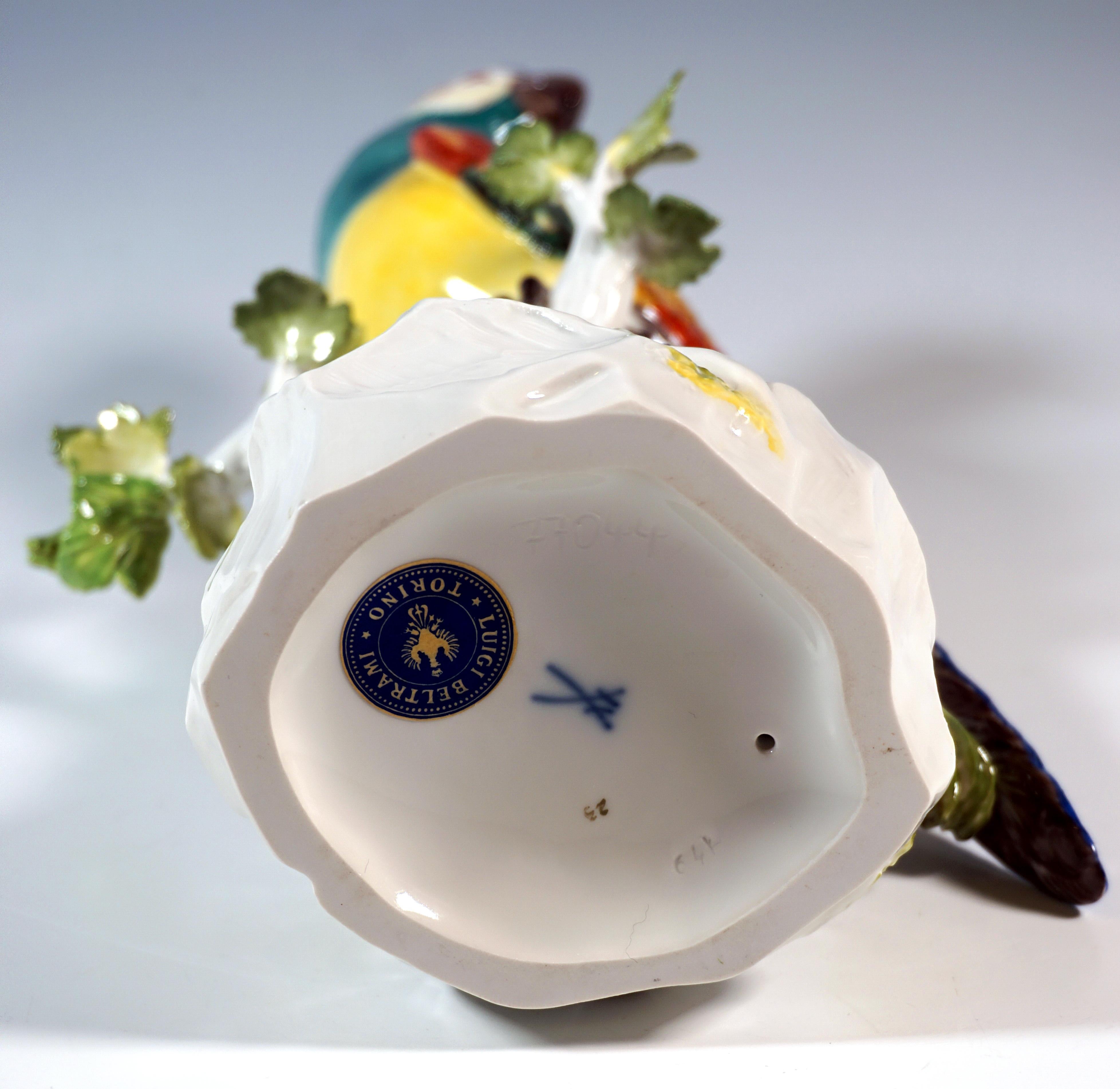 Meissen Animal Figure, Parrot On A Tree Trunk, By J.J. Kaendler, 20th Century en Bueno estado para la venta en Vienna, AT