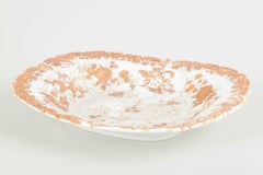 Meissen. Plat rectangulaire ancien en porcelaine, orné d'un relief rococo. Ca. 1890s