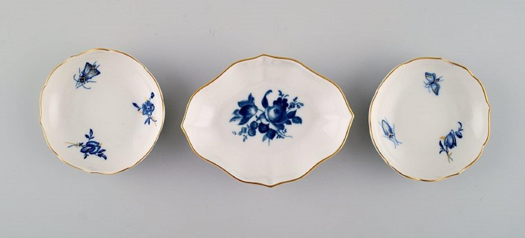 Meissen Aquatinta. Deux pots à couvercle et trois bols à caviar en porcelaine avec fleurs bleues peintes à la main et bord doré. 
20ème siècle.
Le plus grand pot à couvercle mesure : 7 x 5 cm.
Le plus grand bol mesure : 10.5 x 2,5 cm.
En parfait