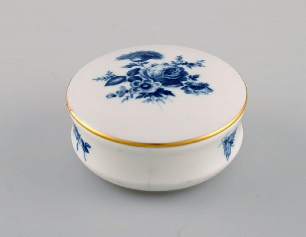 Allemand Aquatinta de Meissen, deux pots à couvercle et trois bols à caviar en porcelaine en vente