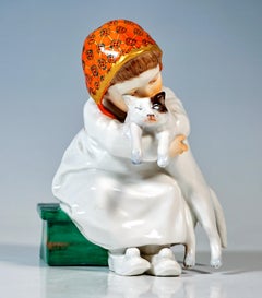 Figurina di Meissen Art Nouveau, Hentschelkind, Ragazza che abbraccia un gatto, ca. 1905