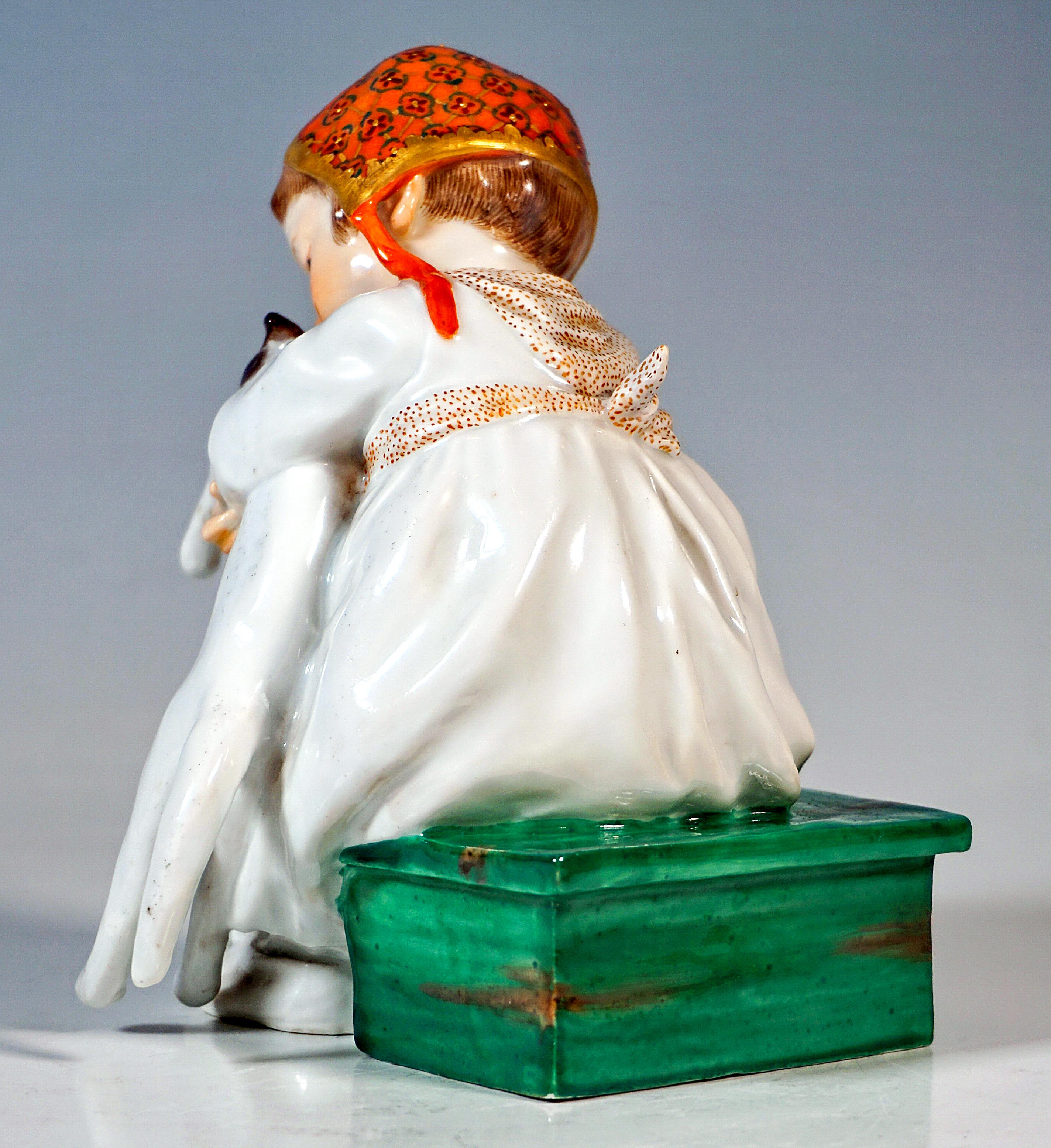 Fatto a mano Figurina di Meissen Art Nouveau, Hentschelkind, Ragazza che abbraccia un gatto, ca. 1905 in vendita