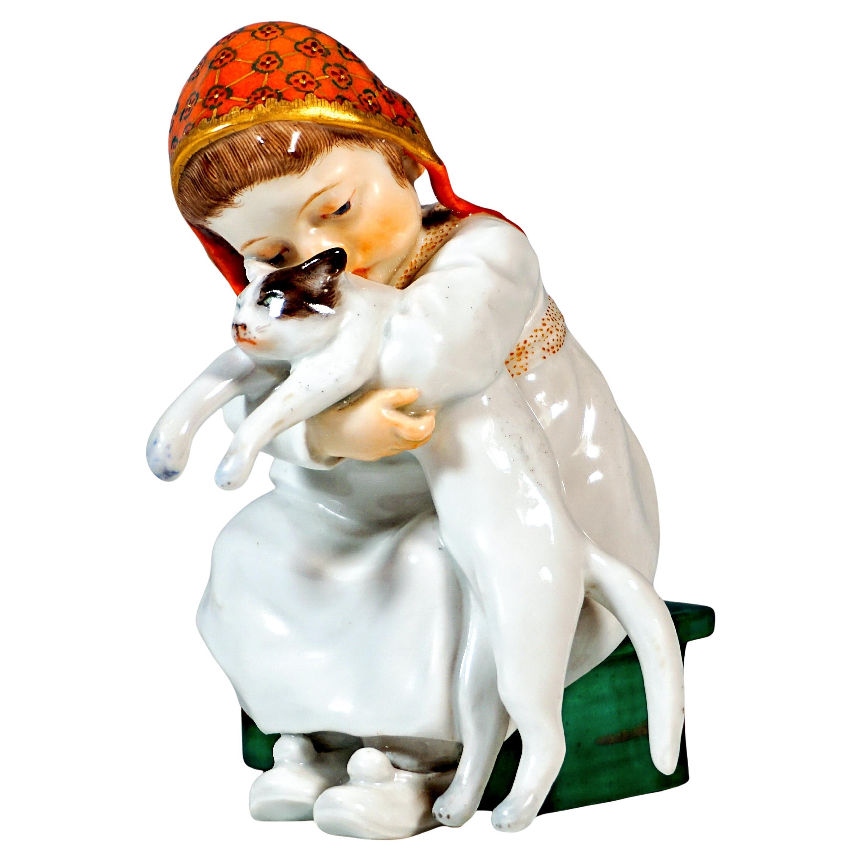 Figurina di Meissen Art Nouveau, Hentschelkind, Ragazza che abbraccia un gatto, ca. 1905 in vendita