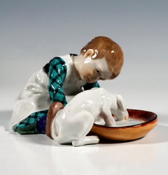 Meissener Jugendstilfigur, Junge mit trinkendem Hund, von Konrad Hentschel, ca. 1905
