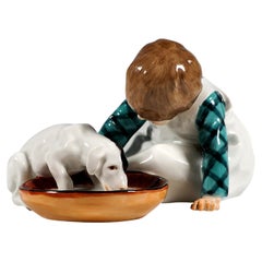 Meissener Jugendstilfigur, Junge mit trinkendem Hund, von Konrad Hentschel, ca. 1905