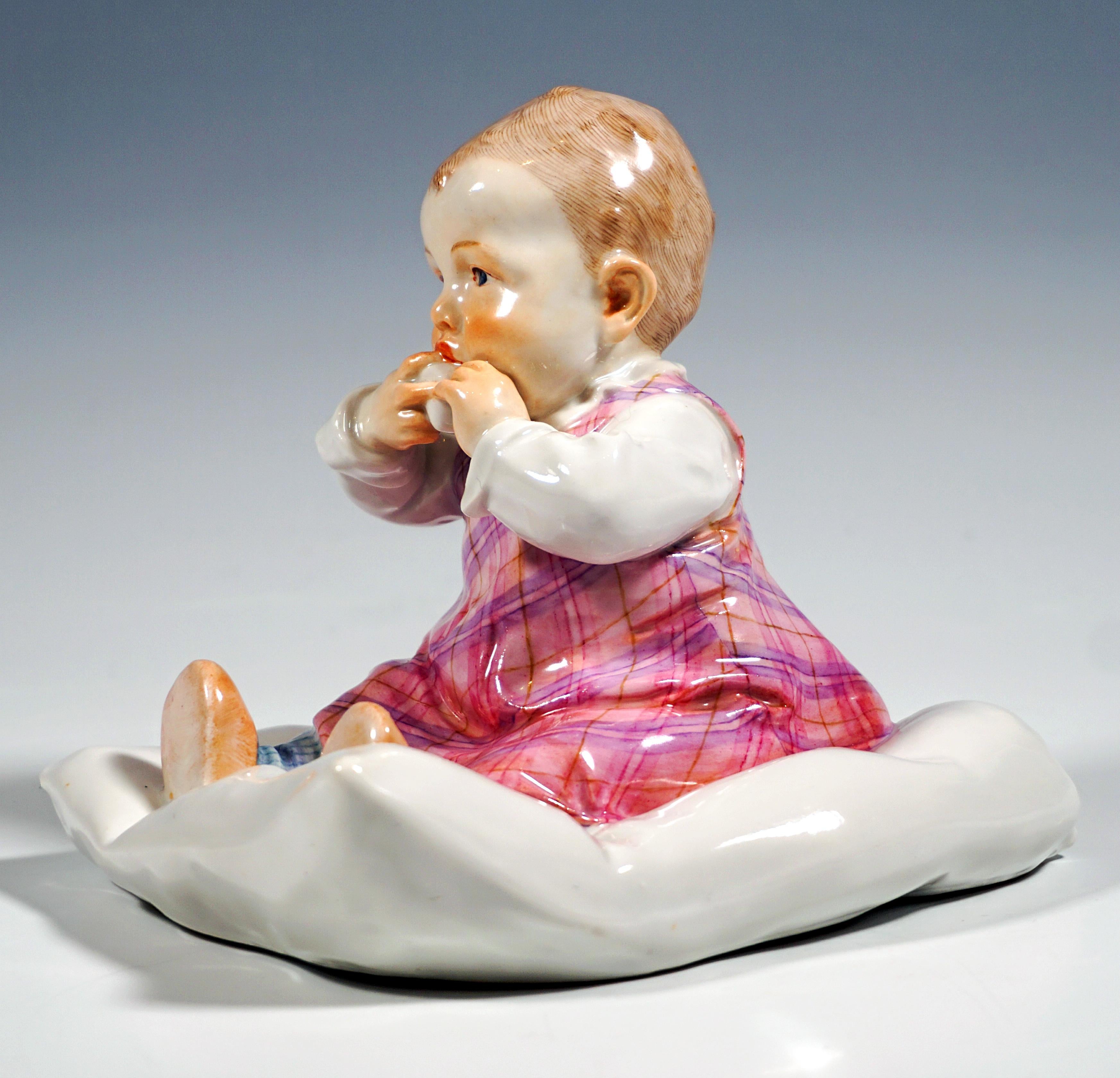 Tedesco Figura Art Nouveau di Meissen, Child & Child seduto su un cuscino, di Konrad Hentschel, 1905 in vendita