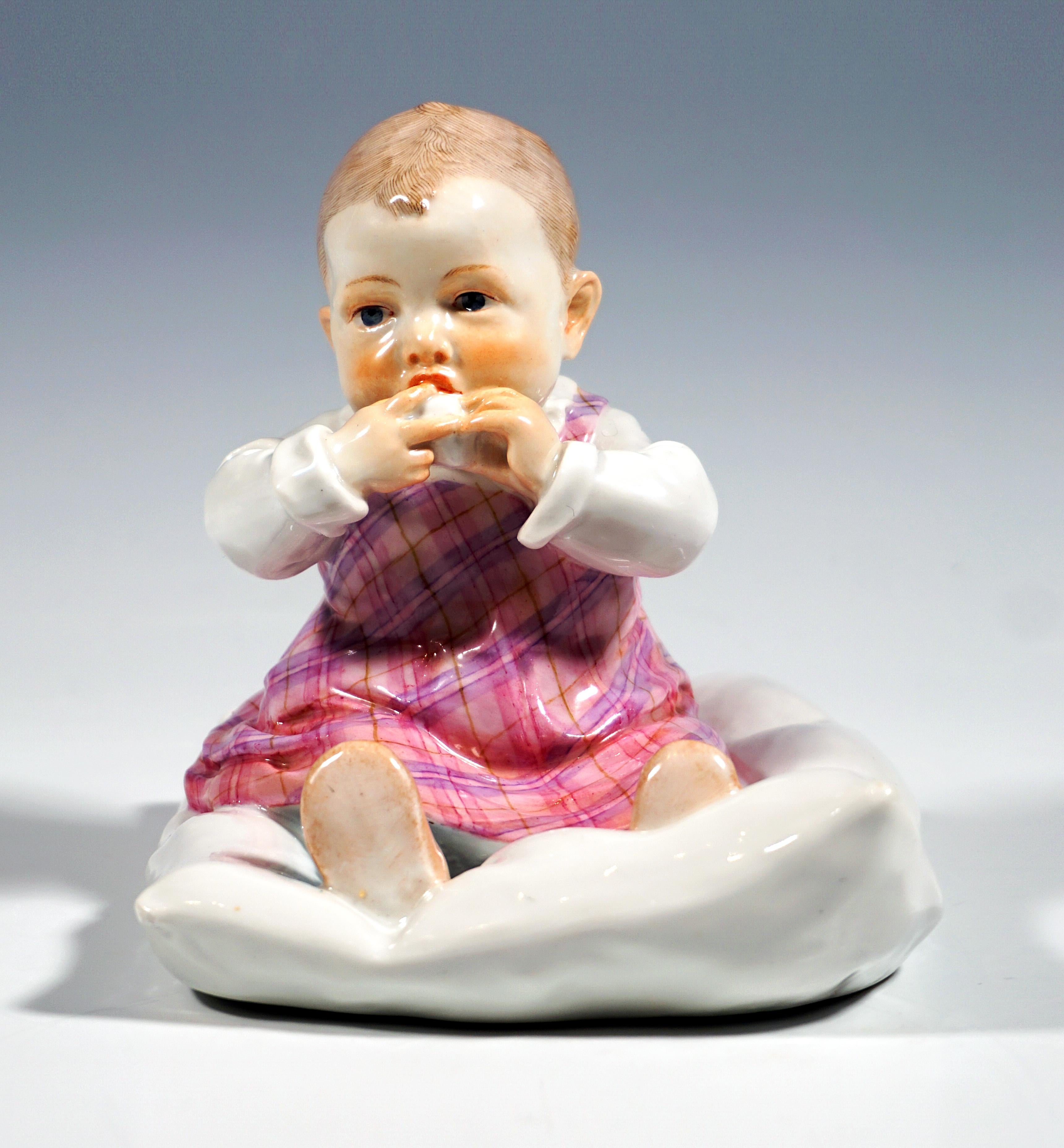 Fatto a mano Figura Art Nouveau di Meissen, Child & Child seduto su un cuscino, di Konrad Hentschel, 1905 in vendita