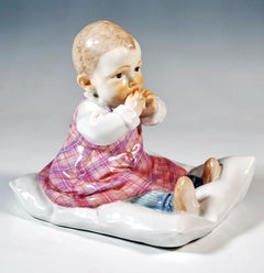 Figura Art Nouveau di Meissen, Hentschelkind, Bambino seduto su un cuscino, 1905