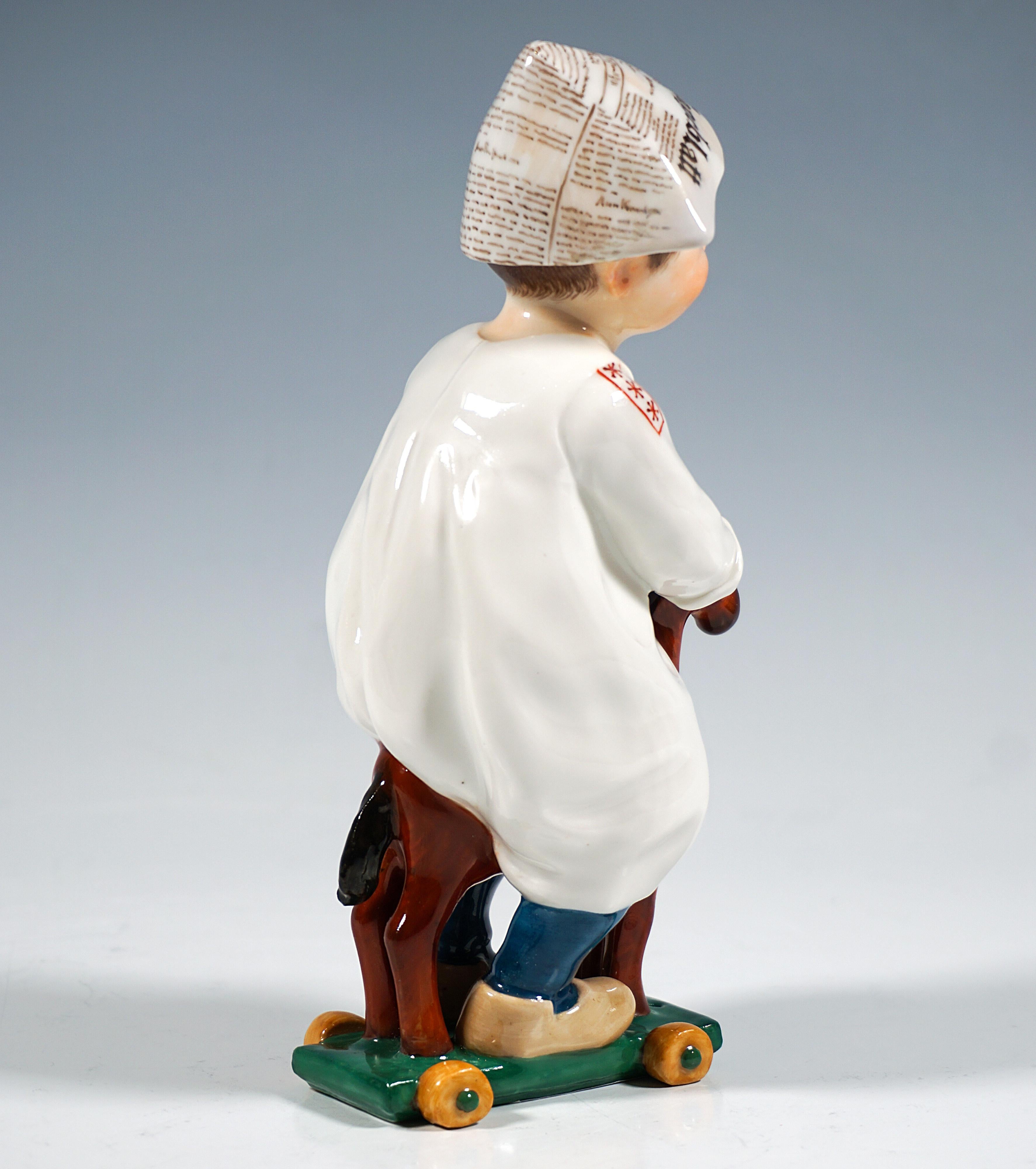 Niño con camisa blanca y gorra de periódico montado en un caballo de madera con ruedas.
Modelado y pintura de la mejor calidad, excelentes detalles realistas y cariñosos.

Modelador:
JULIUS KONRAD HENTSCHEL (Coelln 1872 - Meissen 1907) 
Estudió en