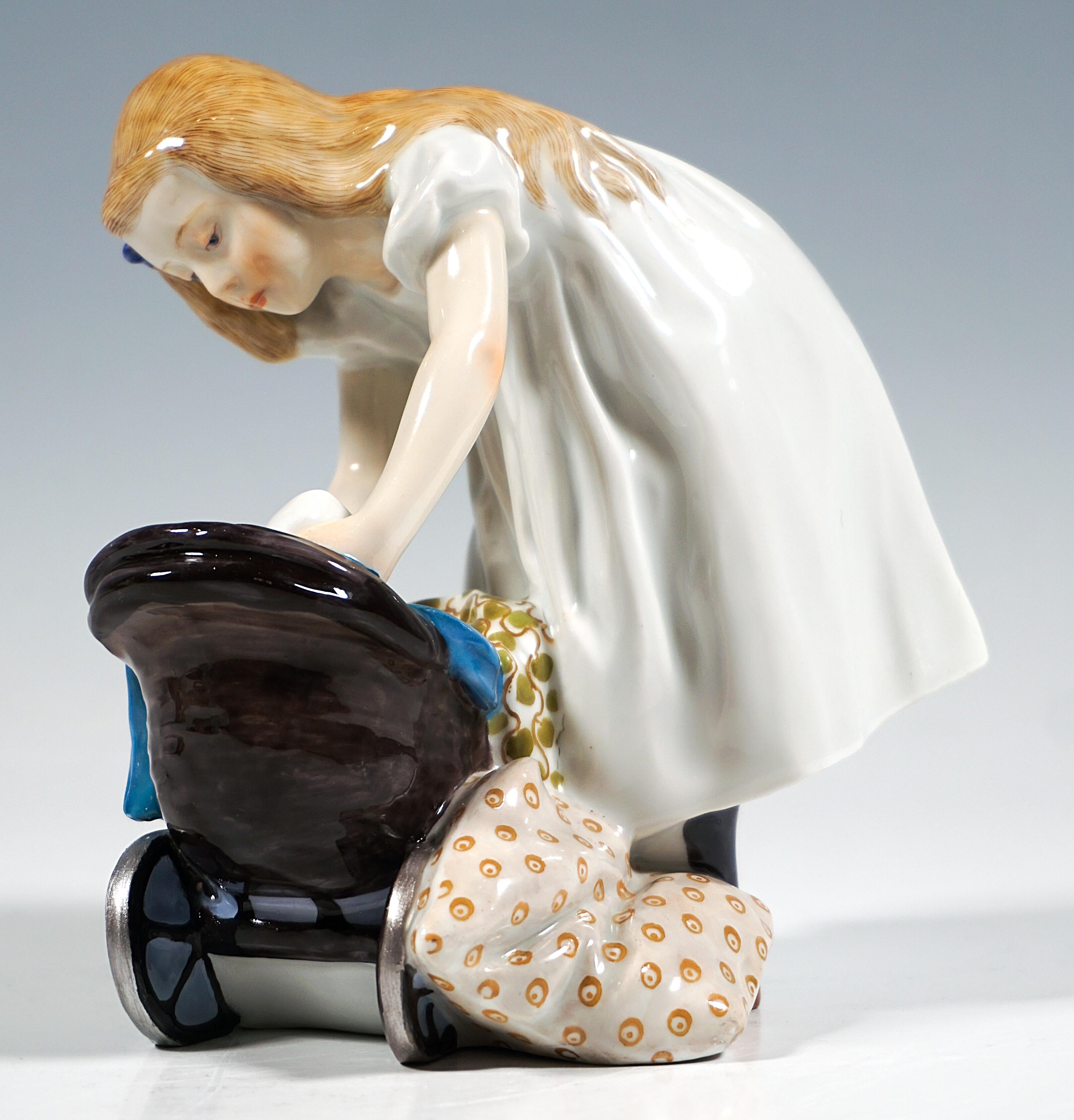 La jeune fille en robe blanche et avec un nœud bleu dans ses longs cheveux se penche sur le landau de la poupée en osier et place la poupée dans l'oreiller profond.
Modélisation et peinture de la plus haute qualité, excellente élaboration réaliste