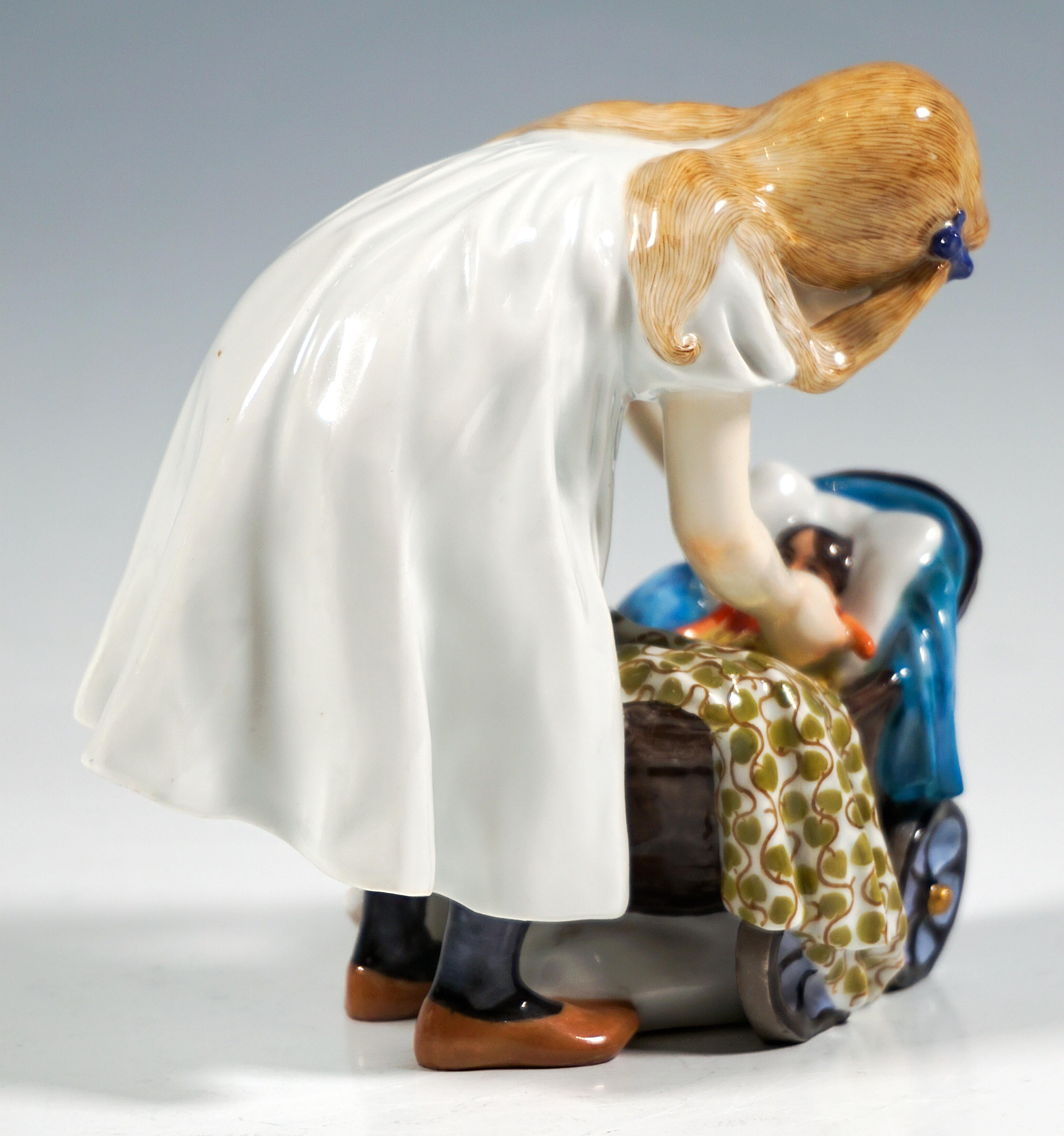 Allemand Figurine Art Nouveau de Meissen, Girl With Doll's Pram, de Konrad Hentschel, 1905 en vente