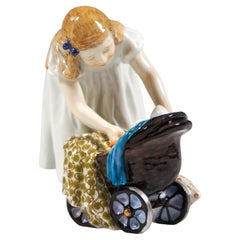 Figurina Art Nouveau di Meissen, Ragazza con carrozzina di bambola, di Konrad Hentschel, 1905