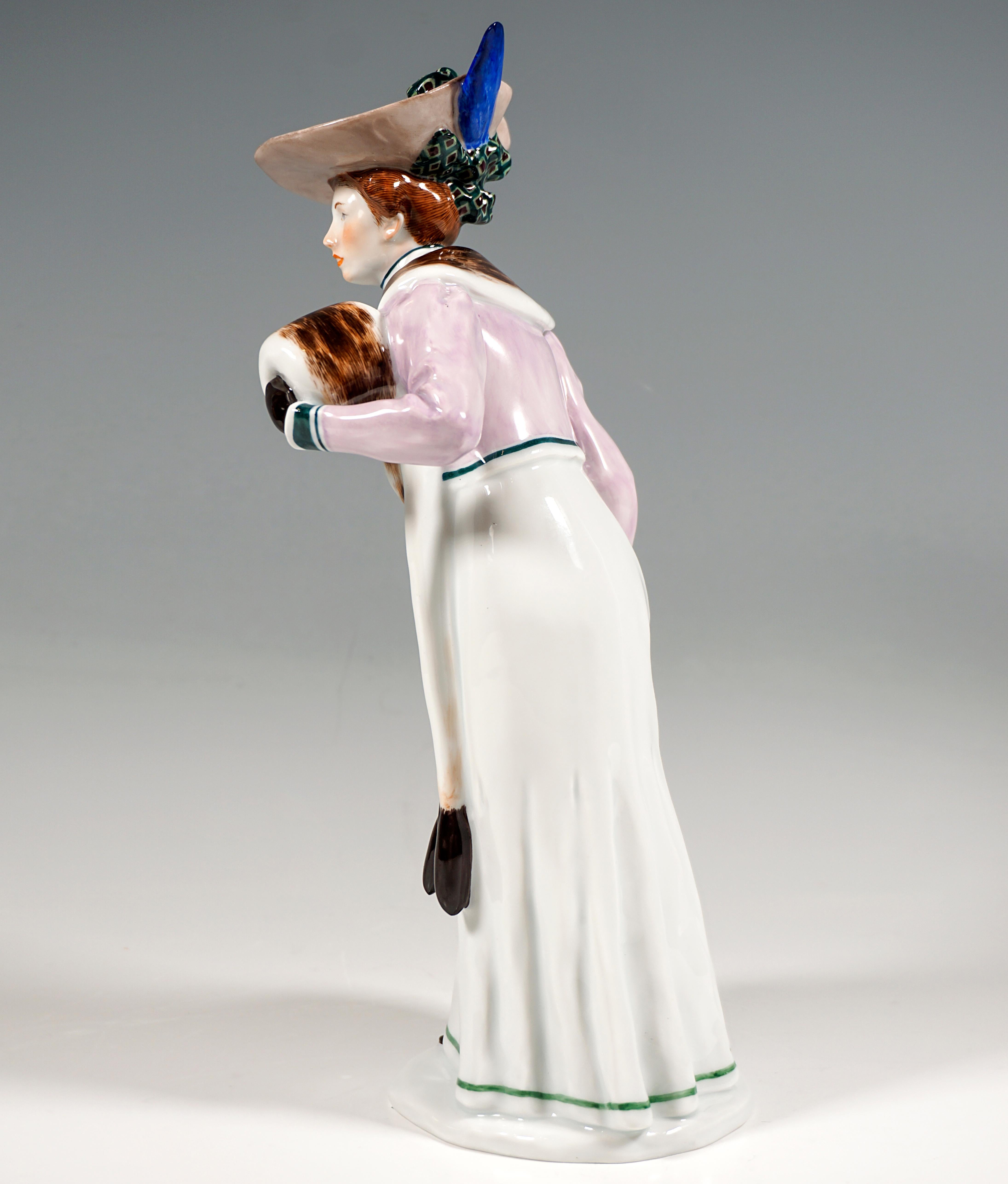 Fait main Figurine Art nouveau de Meissen, Lady With Muff, de Konrad Hentschel, vers 1906 en vente