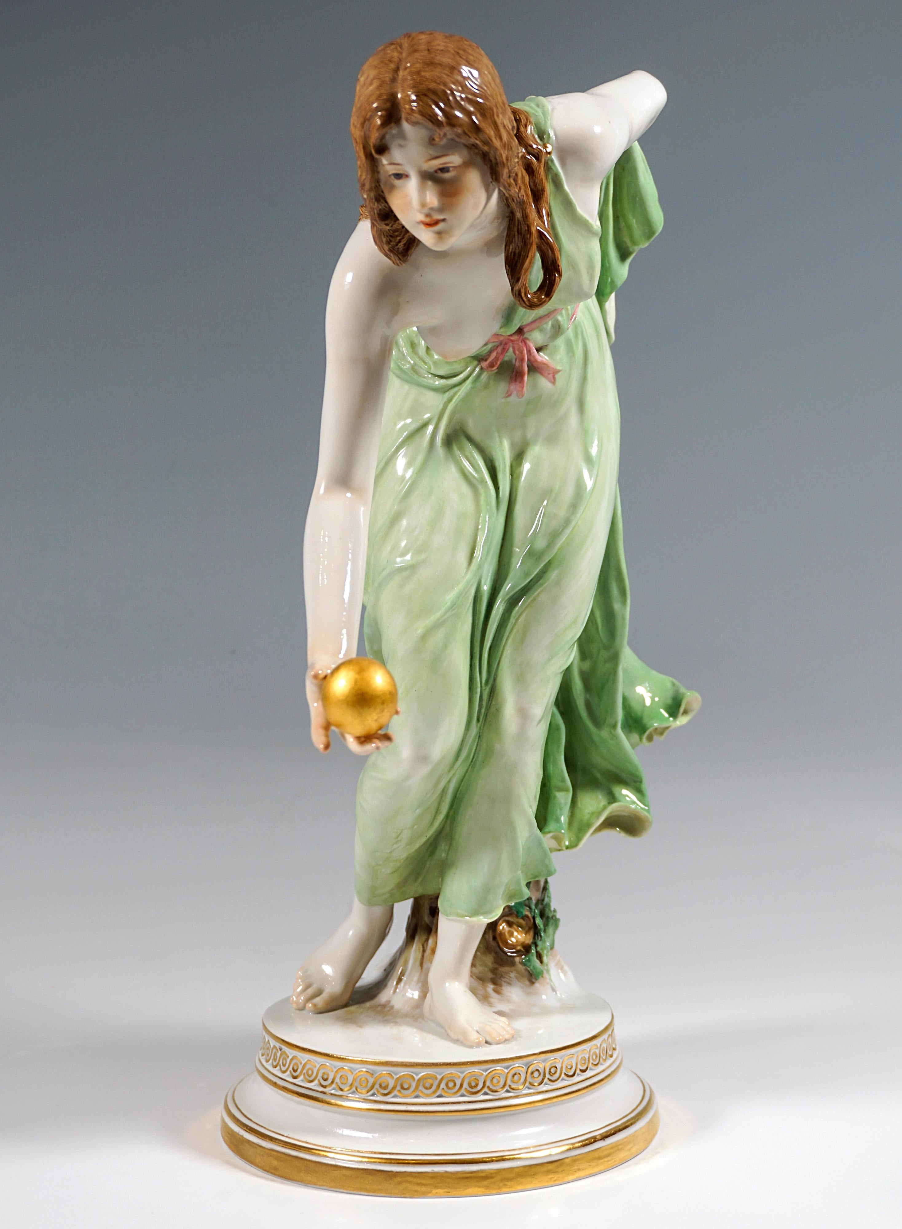 Représentation extrêmement décorative, entièrement sculptée, d'une beauté Art nouveau vêtue d'une robe tombant doucement, inclinée vers l'avant pour lancer une balle d'or, l'avant-bras gauche tenant l'ourlet arrière de la robe dans son dos.
La