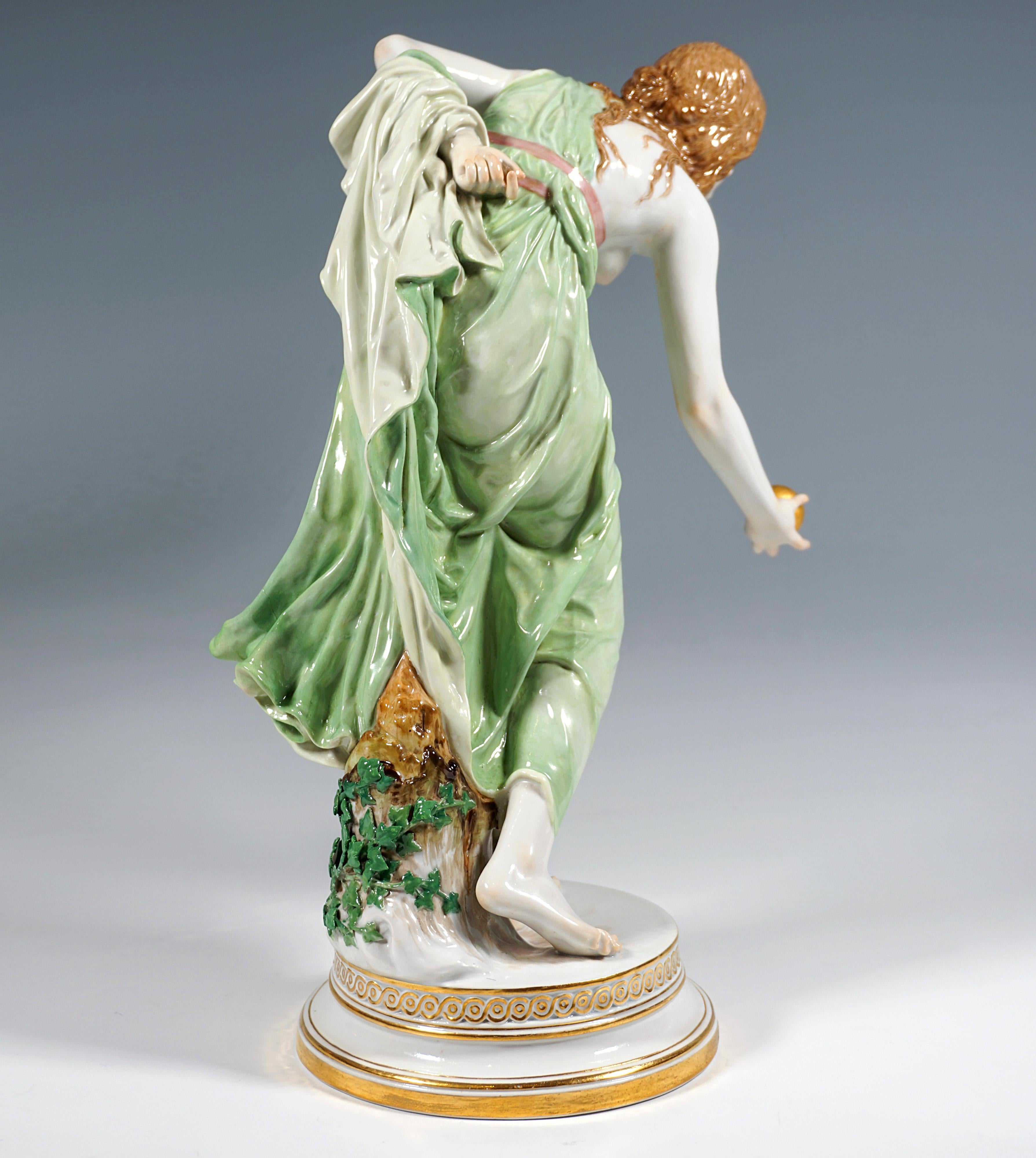 Allemand Figurine Art Nouveau de Meissen, grande jeune femme joueure de balle, Walter Schott, 1910 en vente