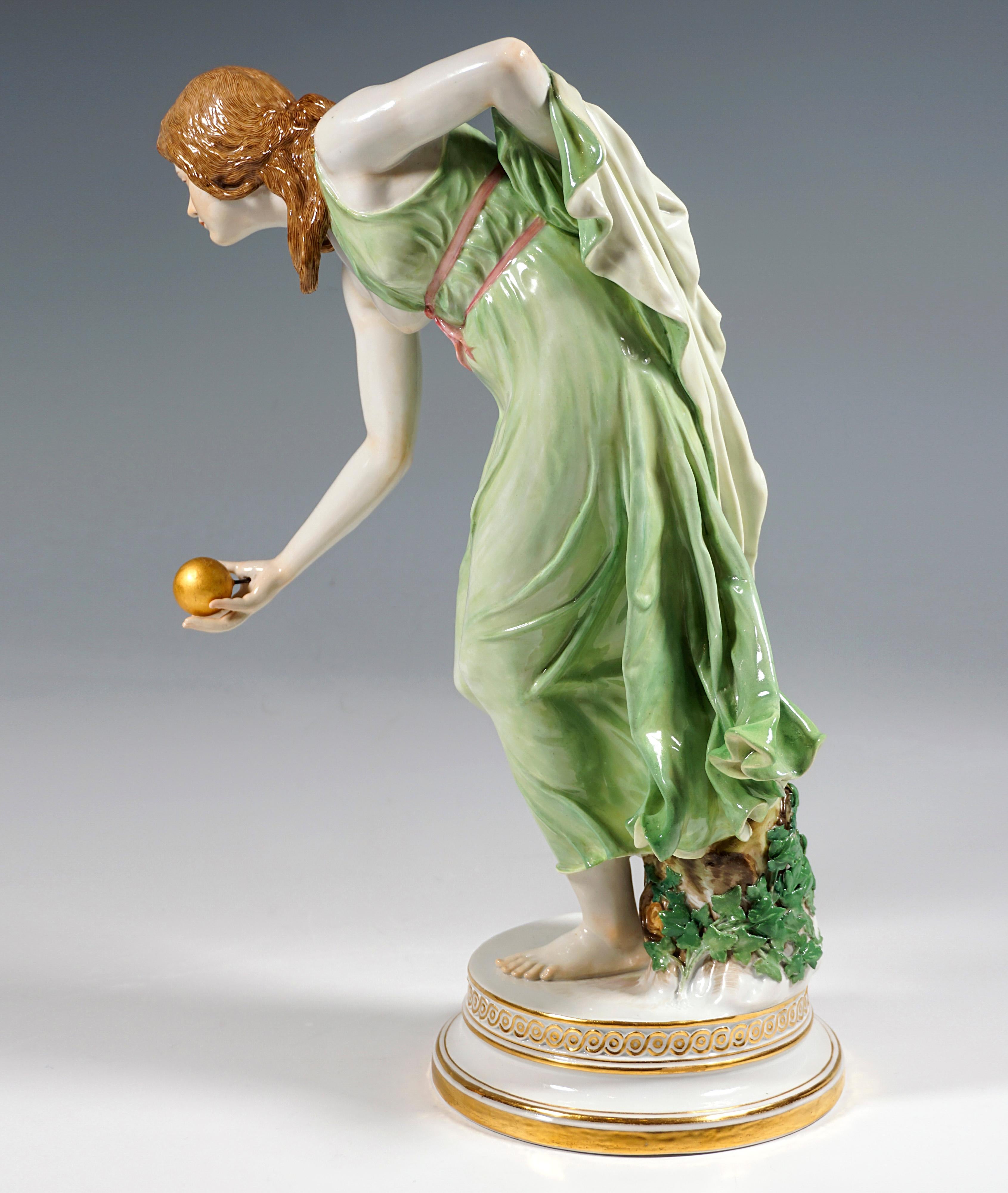 Fait main Figurine Art Nouveau de Meissen, grande jeune femme joueure de balle, Walter Schott, 1910 en vente