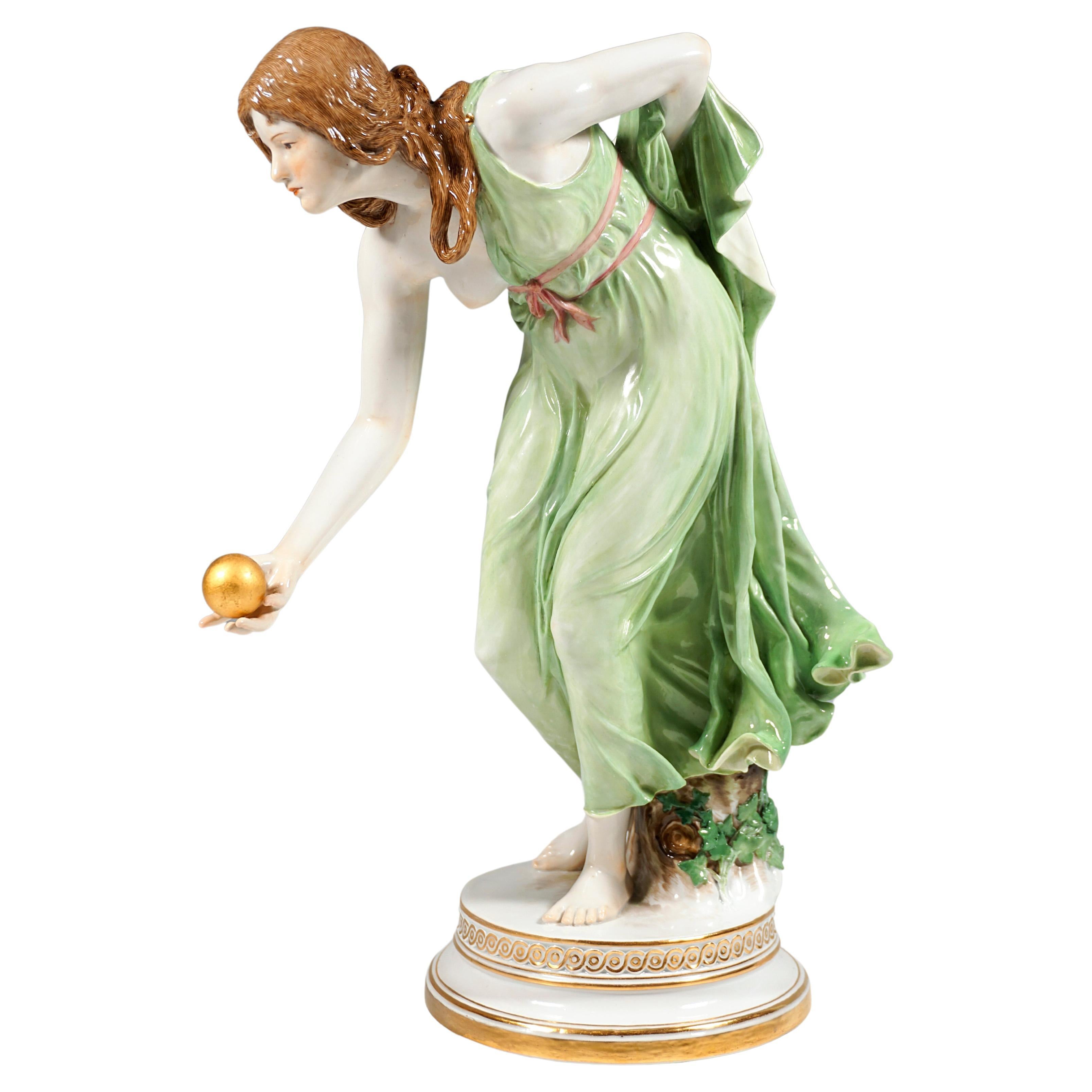Figurine Art Nouveau de Meissen, grande jeune femme joueure de balle, Walter Schott, 1910 en vente