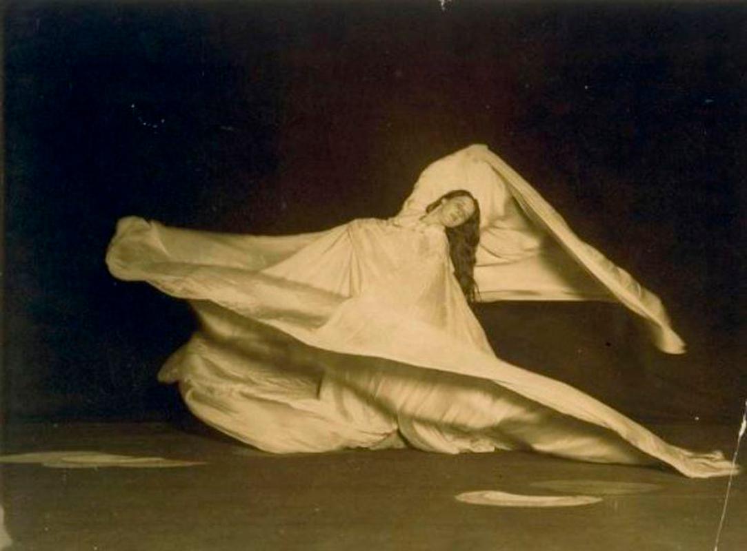 Jugendstilfigur der Tänzerin Loie Fuller aus Meissen, von Theodor Eichler, um 1911 (Porzellan)