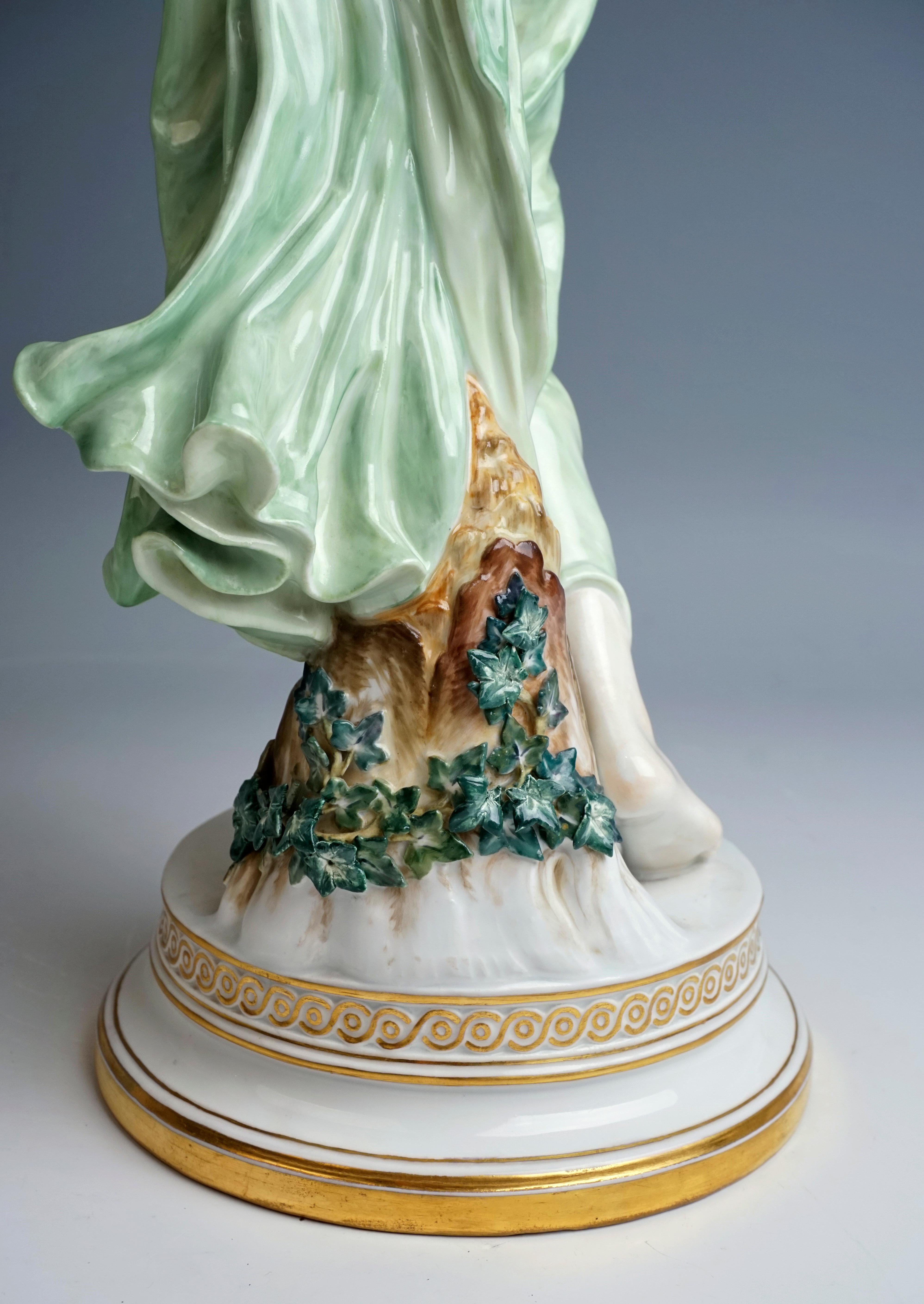 Meissen Art Nouveau Figurine Young Lady Ball Player by Walter Schott, circa 1905 In Good Condition In Vienna, AT