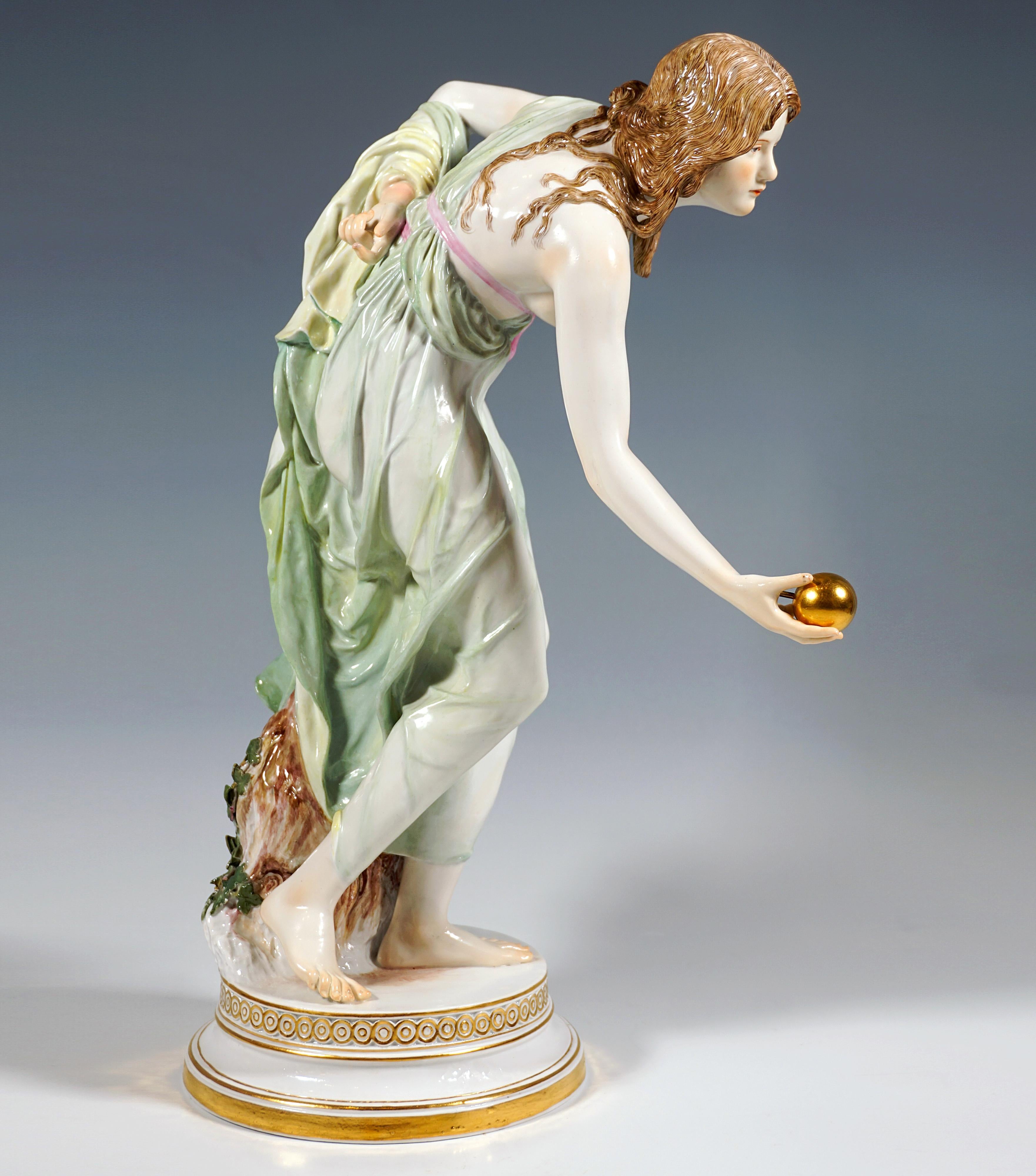 Allemand Figurine Art nouveau de Meissen, jeune femme joueure de balle par Walter Schott, vers 1900
