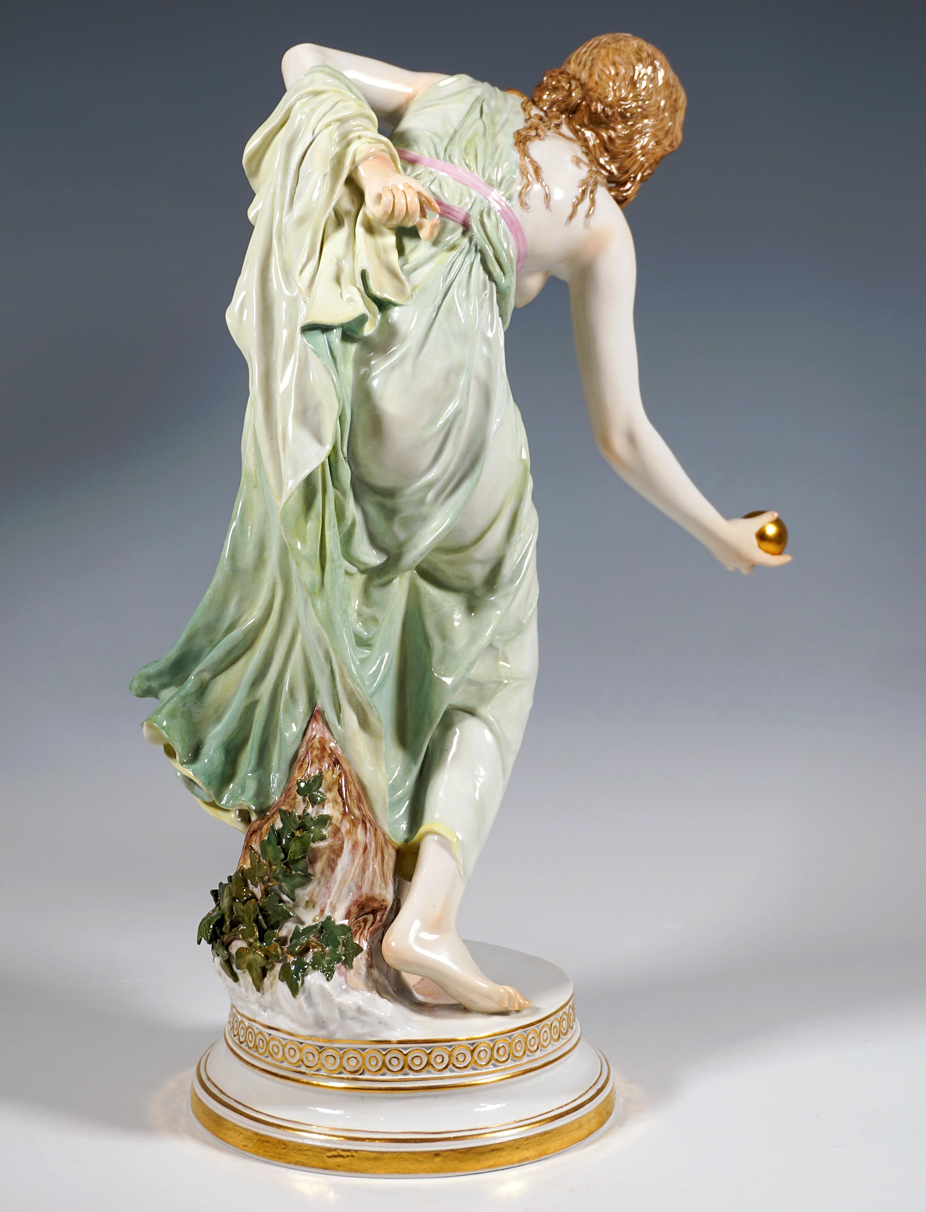 Fait main Figurine Art nouveau de Meissen, jeune femme joueure de balle par Walter Schott, vers 1900