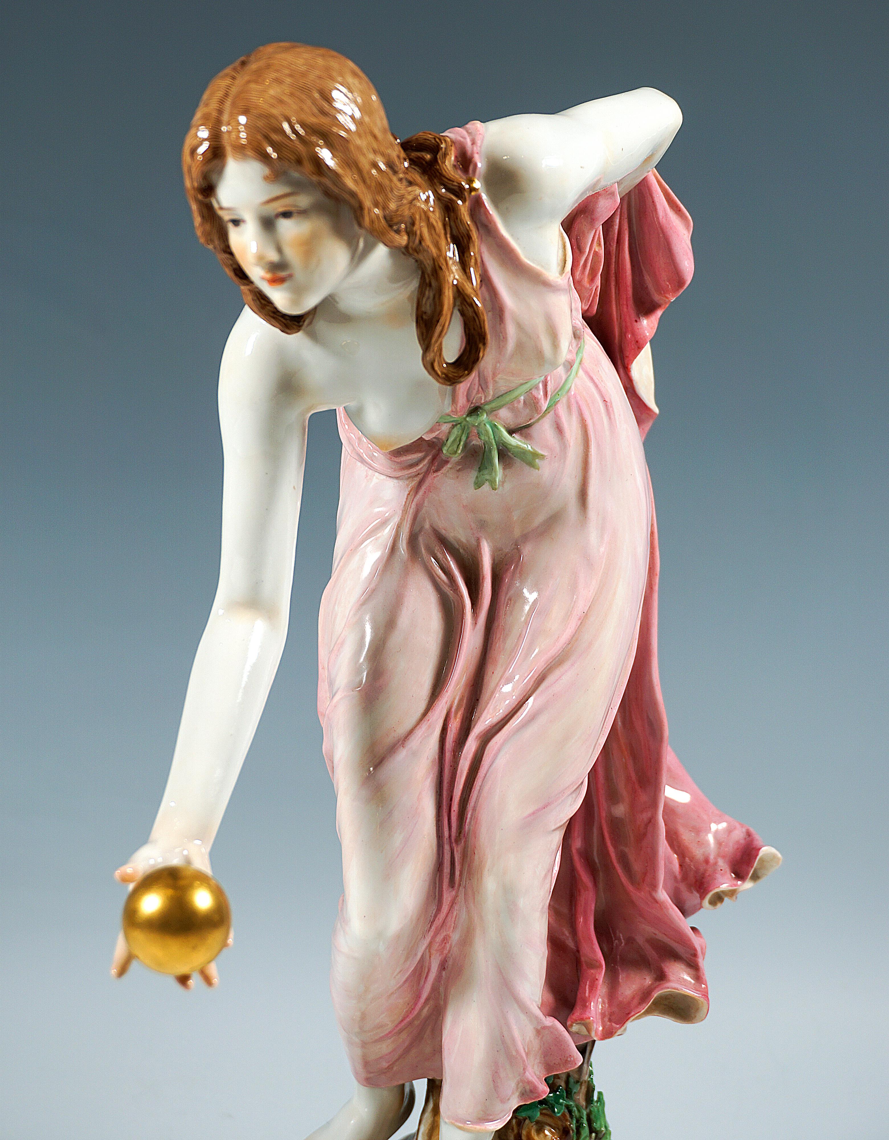 Figurilla Art Nouveau de Meissen, Joven jugadora de pelota de Walter Schott, hacia 1900 en Bueno Estado en Vienna, AT