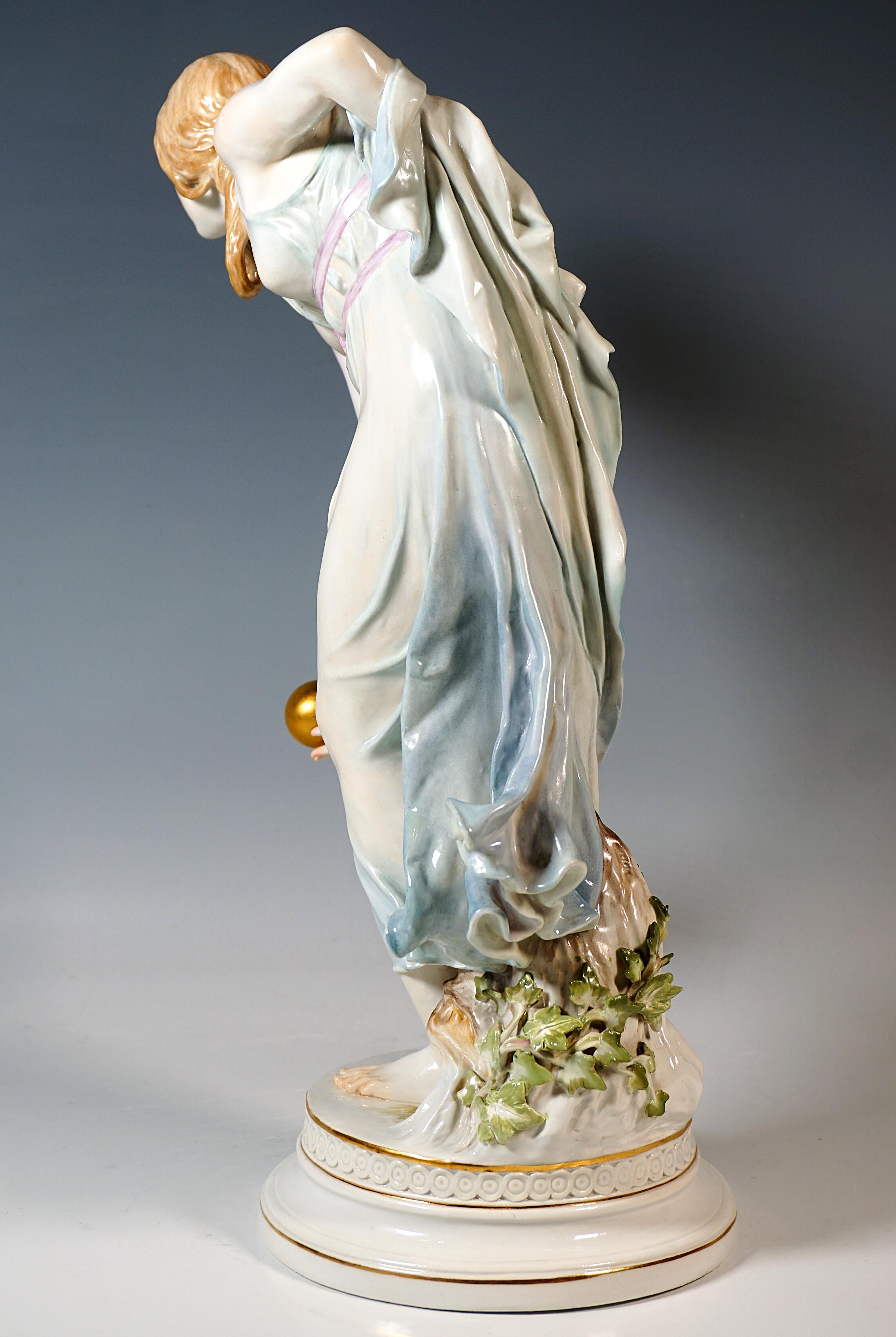 Meissen Art Nouveau Figurine, Young Lady Ball Player by Walter Schott, ca 1900 In Good Condition For Sale In Vienna, AT