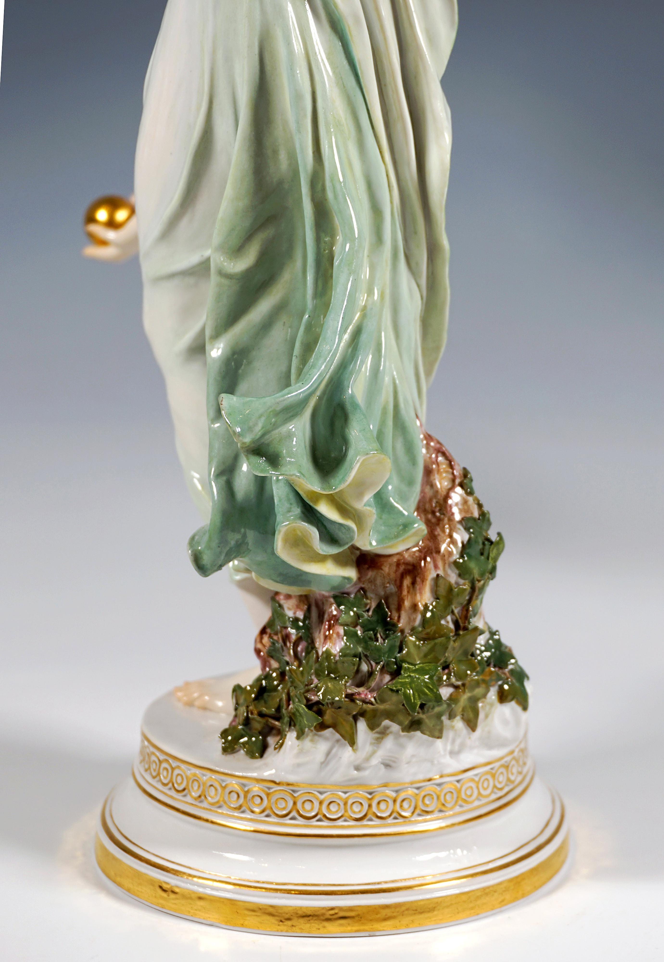 Début du 20ème siècle Figurine Art nouveau de Meissen, jeune femme joueure de balle par Walter Schott, vers 1900