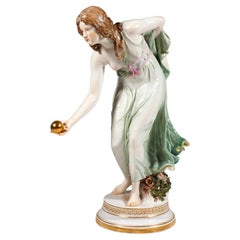 Figurine Art nouveau de Meissen, jeune femme joueure de balle par Walter Schott, vers 1900
