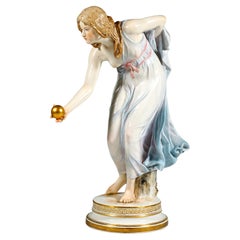 Figurina Art Nouveau di Meissen, Giovane giocatrice di Ball and Ball di Walter Schott, 1900 ca.