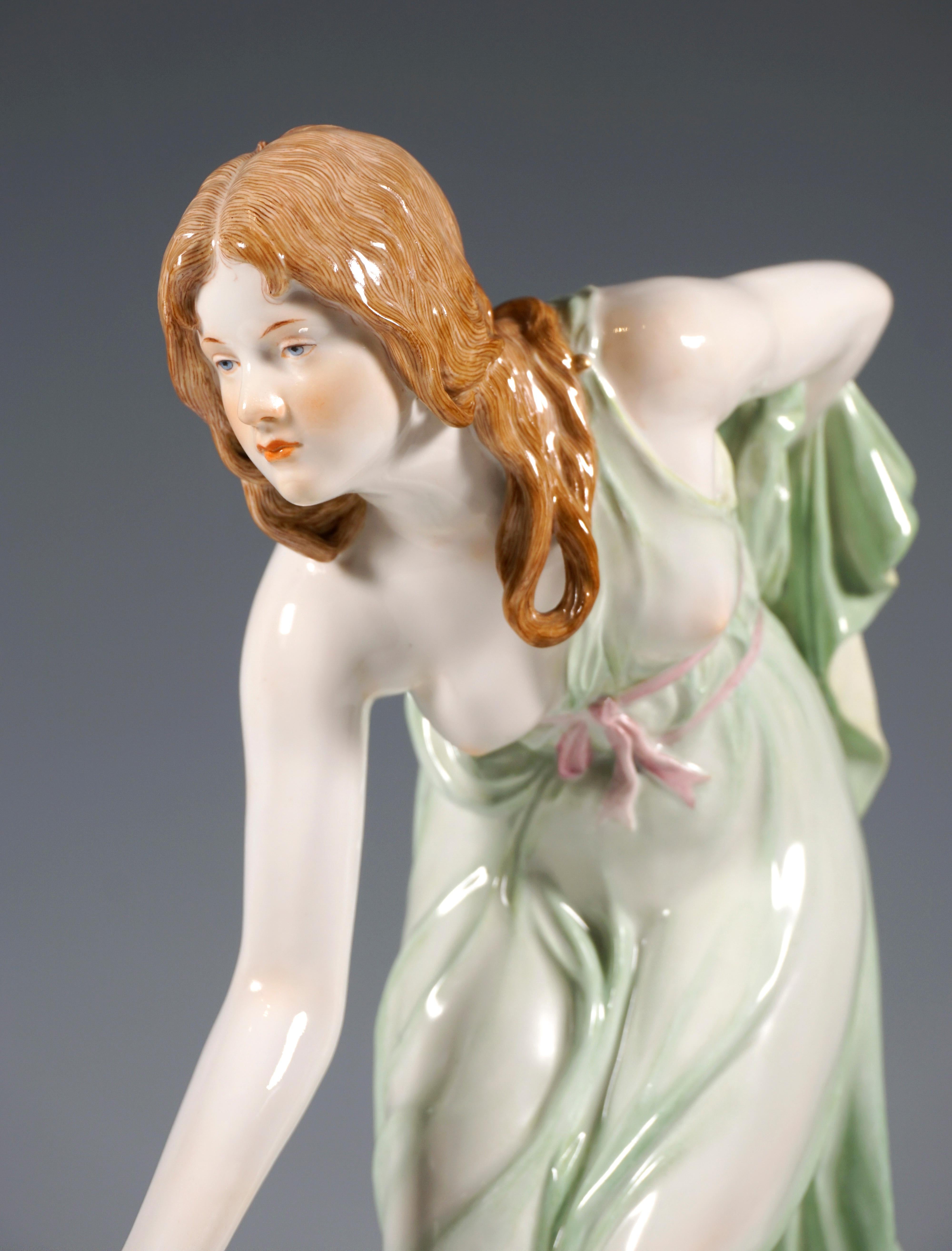 Meissen Art Nouveau Figurine Young Lady Ball Player by Walter Schott, ca 1924 In Good Condition In Vienna, AT