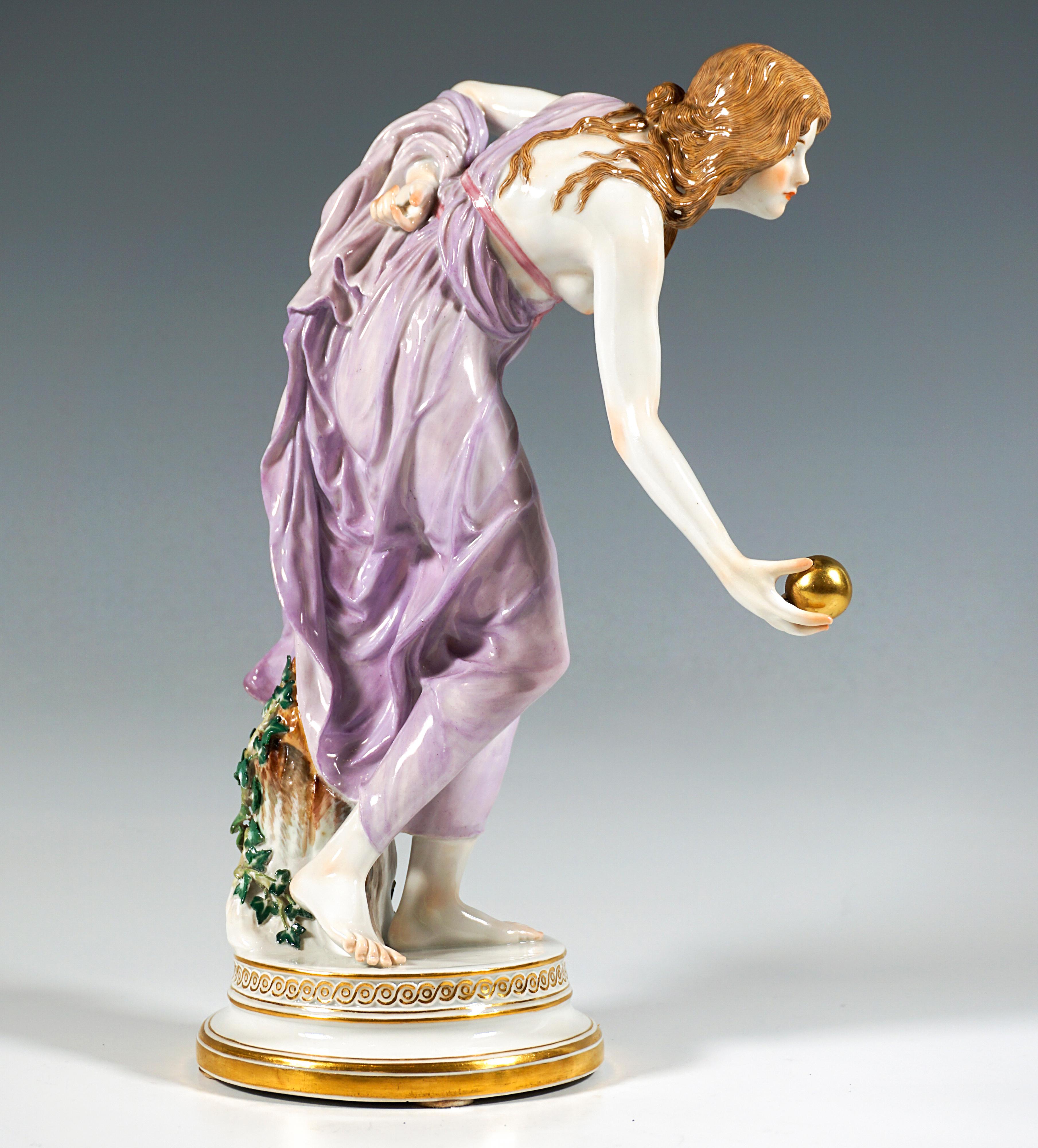 Rappresentazione estremamente decorativa e completamente scultorea di una bellezza Art Decor con una veste che cade morbidamente, inclinata in avanti per lanciare una palla d'oro, con l'avambraccio sinistro che tiene l'orlo posteriore del vestito