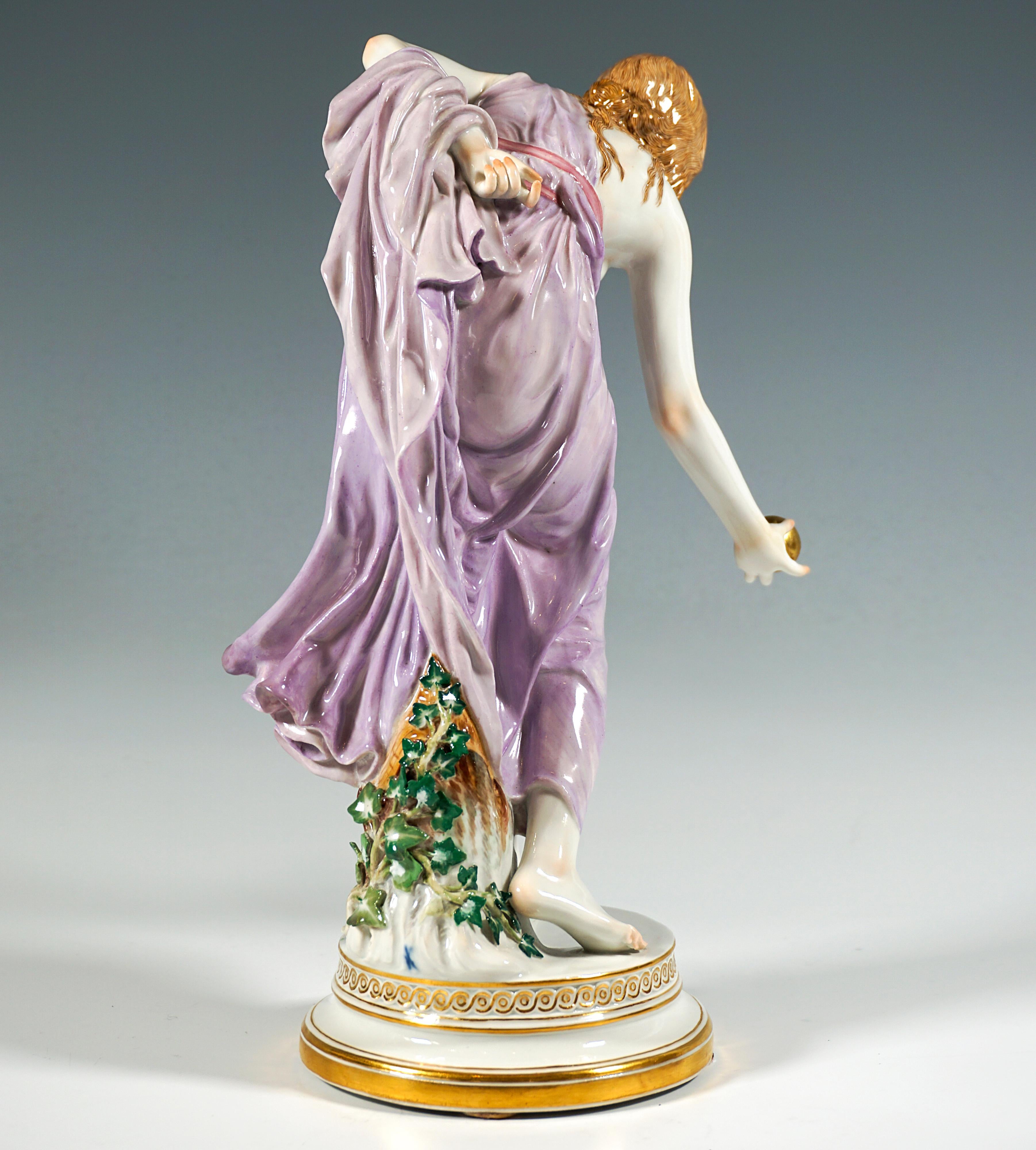 Tedesco Figurina Art Nouveau di Meissen, Giovane giocatrice di Ball and Ball di Walter Schott, 1940 ca. in vendita