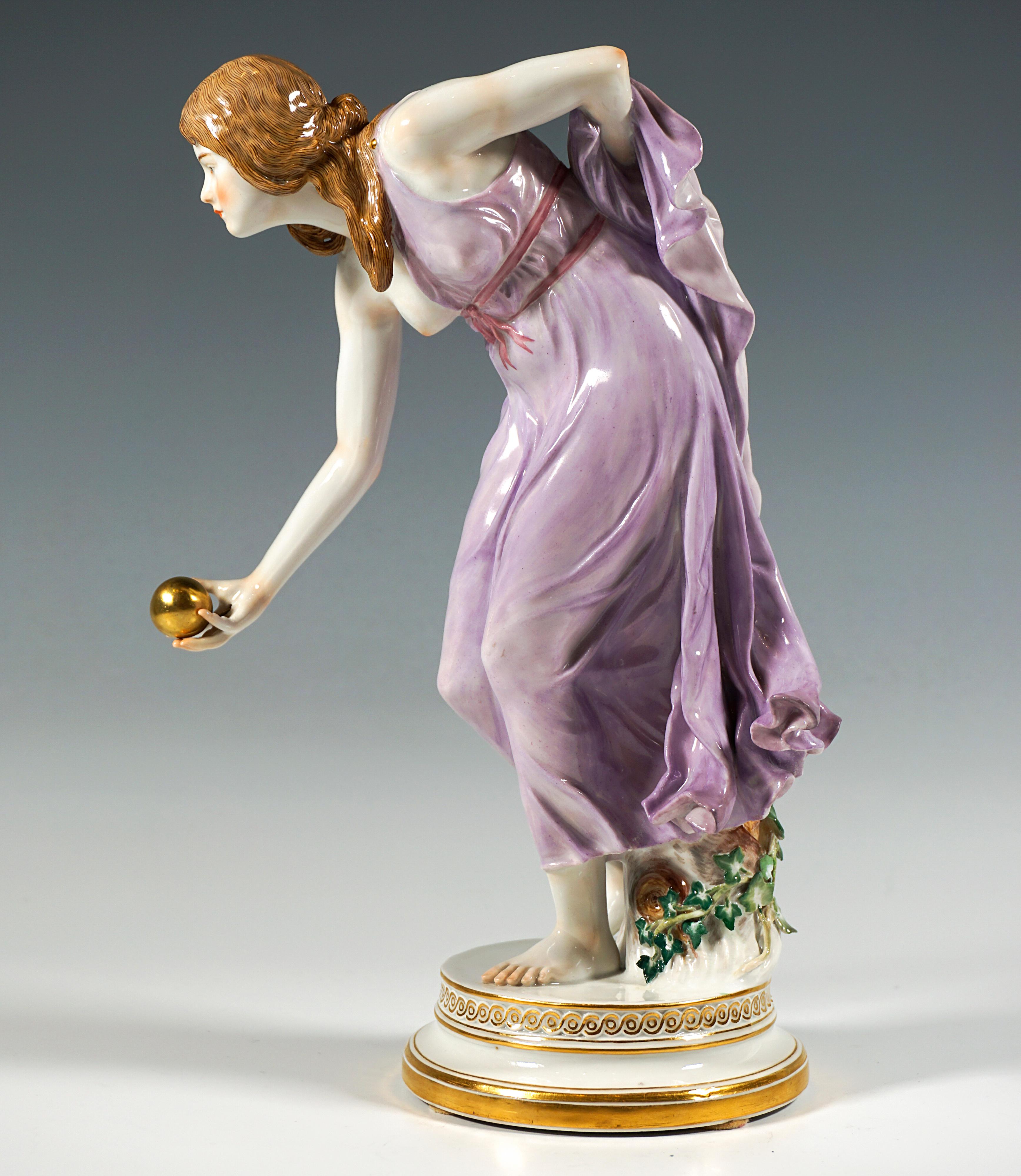Fatto a mano Figurina Art Nouveau di Meissen, Giovane giocatrice di Ball and Ball di Walter Schott, 1940 ca. in vendita