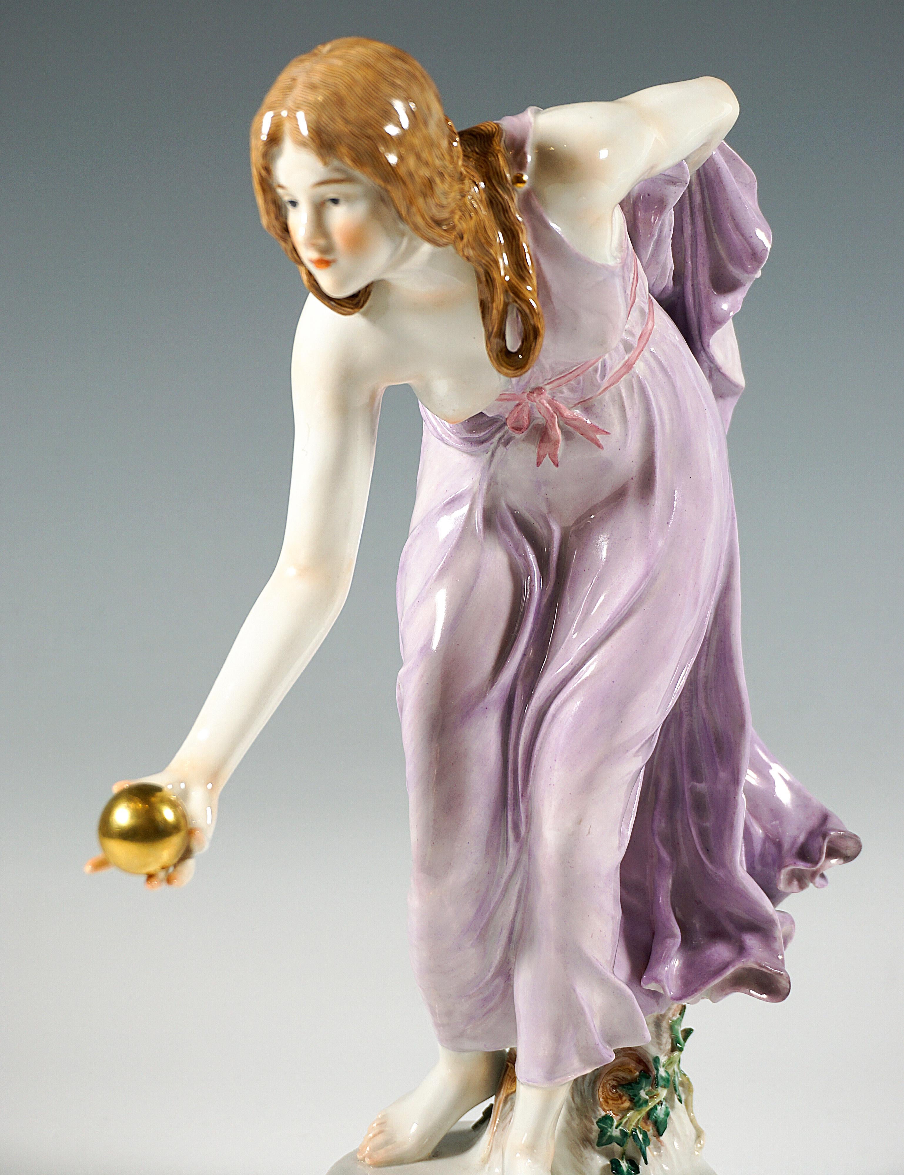 Figurina Art Nouveau di Meissen, Giovane giocatrice di Ball and Ball di Walter Schott, 1940 ca. In condizioni buone in vendita a Vienna, AT