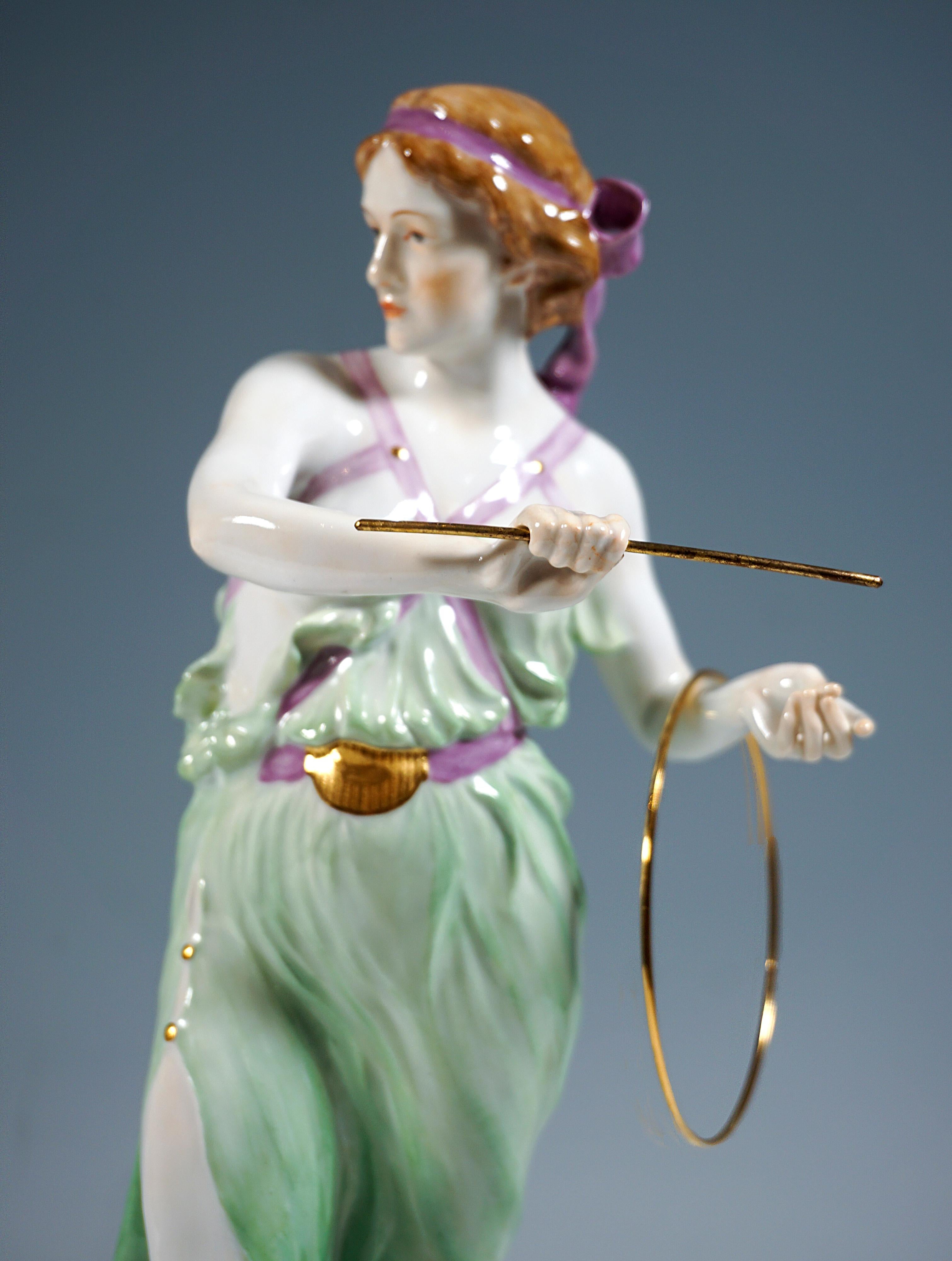 Meissen Art Nouveau Figurine Young Lady Ring Thrower, by R. Boeltzig, 1910 2