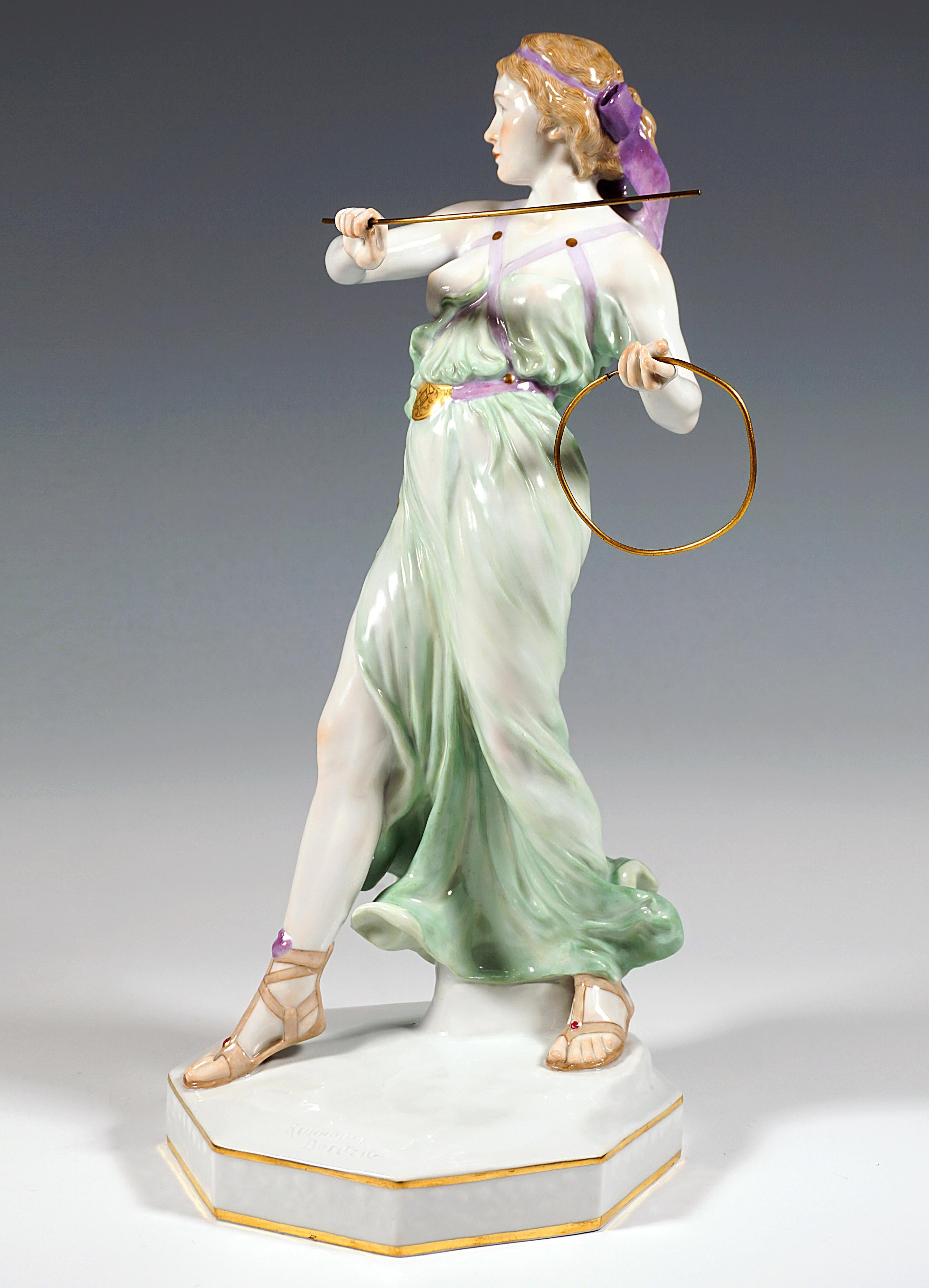 Meissen Art Nouveau Figurine, Young Lady Ring Thrower, by R. Boeltzig, Ca 1924 In Good Condition For Sale In Vienna, AT