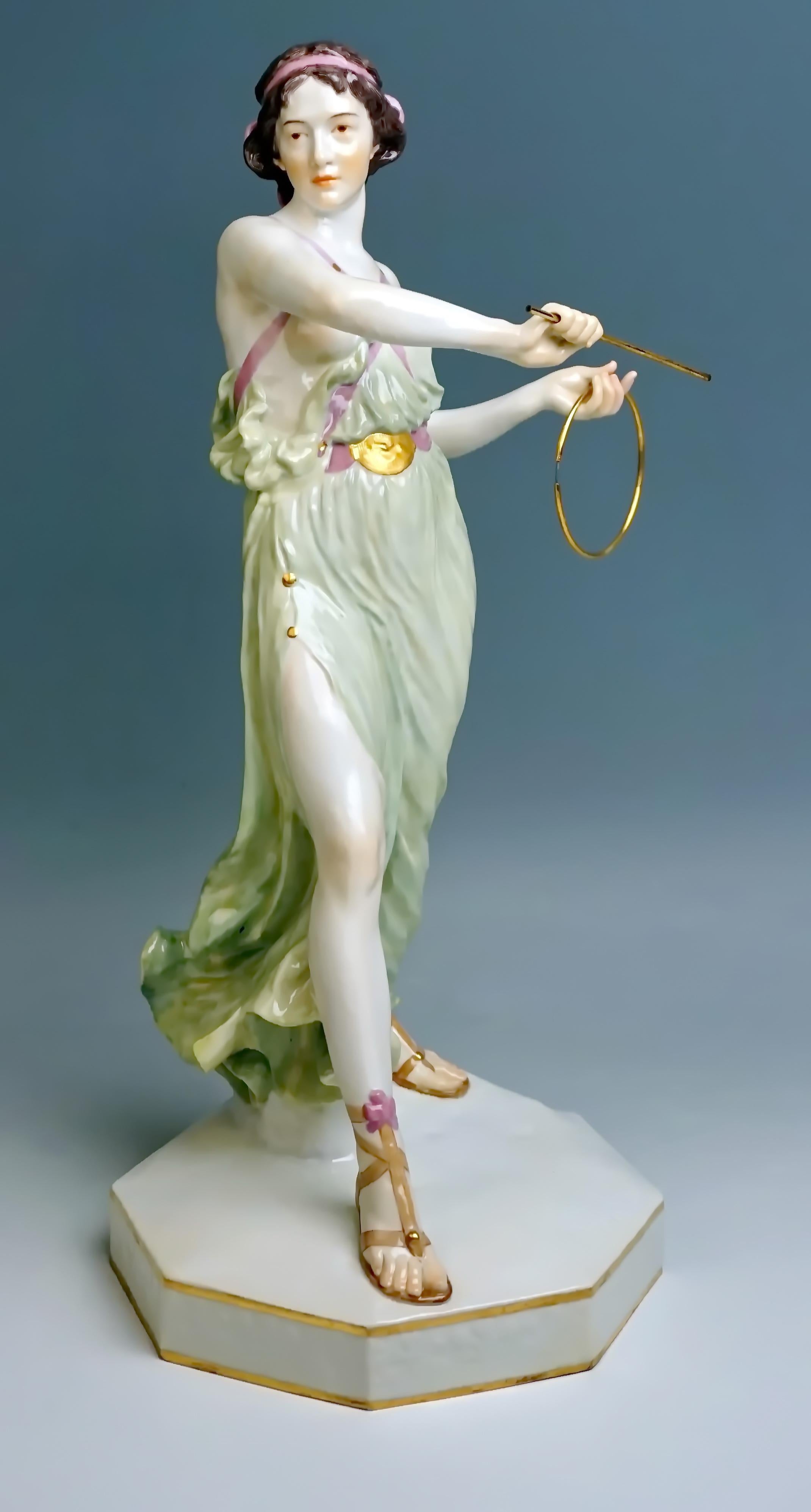 Meissen Art Nouveau Figurine Young Lady Ring Thrower by Reinhold Boeltzig 1909 In Good Condition In Vienna, AT