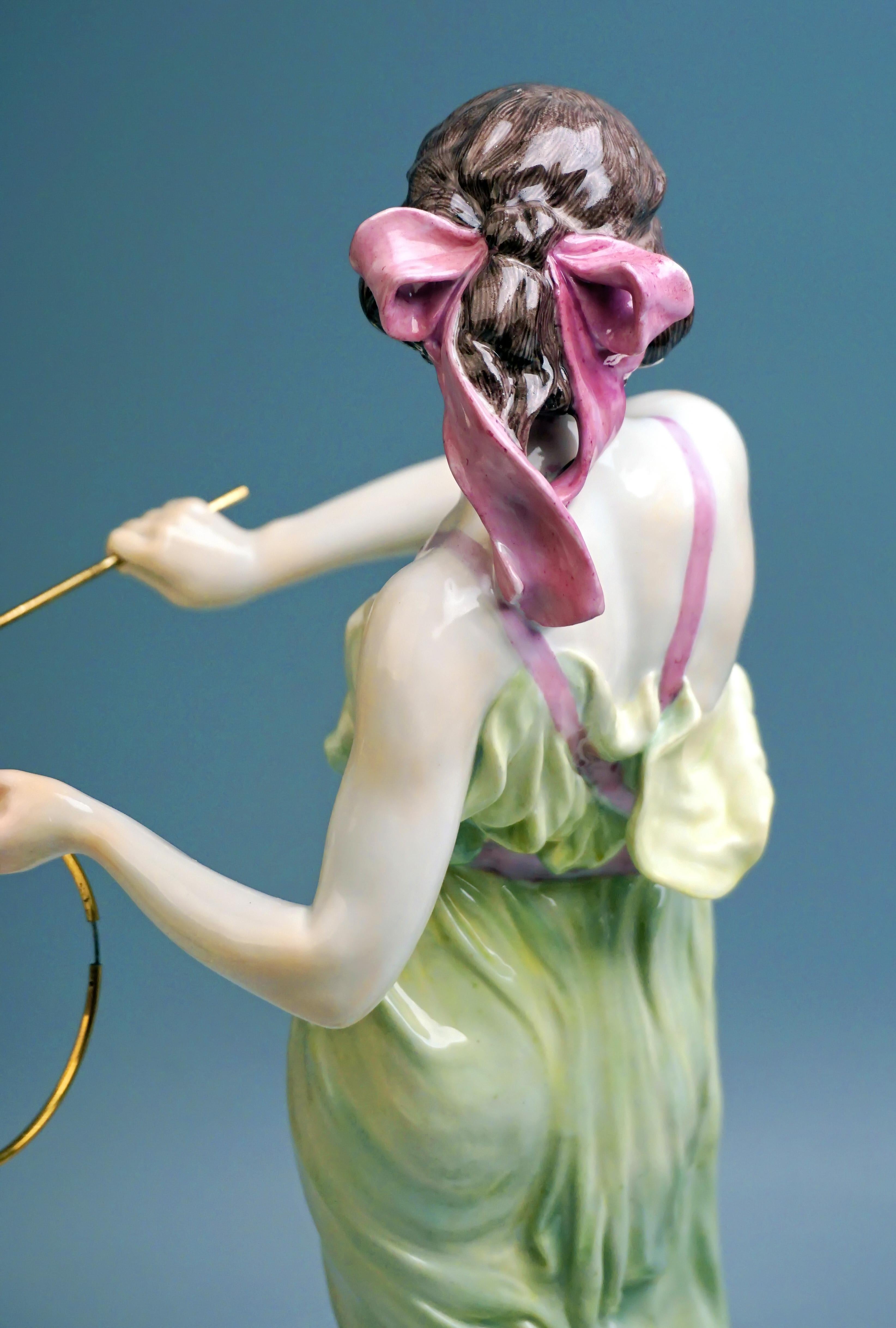 Porcelain Meissen Art Nouveau Figurine Young Lady Ring Thrower by Reinhold Boeltzig 1909