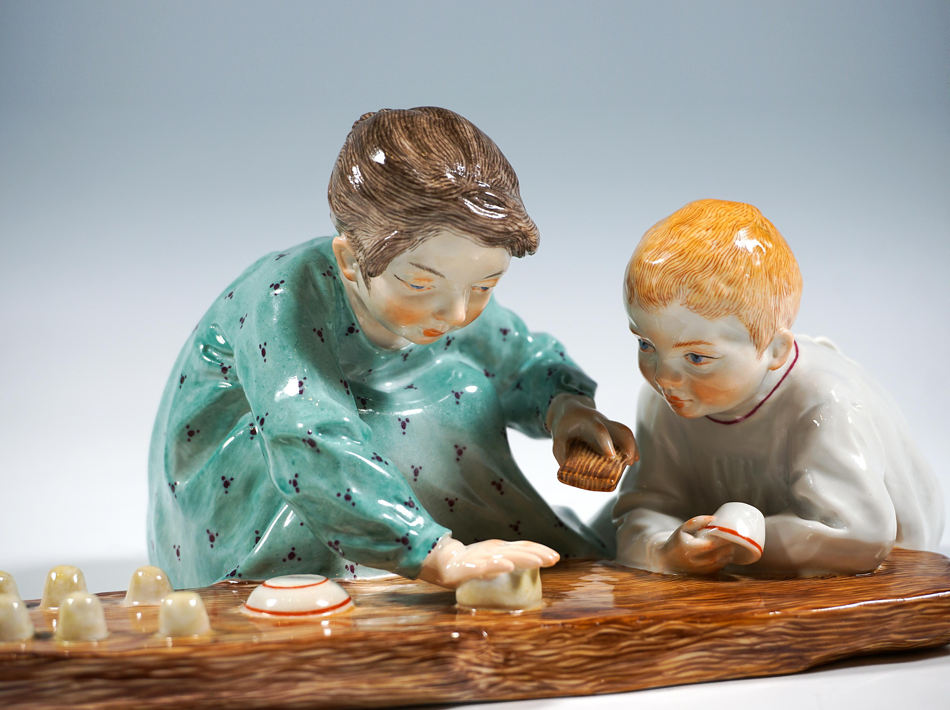 Jugendstilgruppe aus Meissen, Kinder beim Baken von Sandkästen, Konrad Hentschel, 20. Jahrhundert (Deutsch) im Angebot